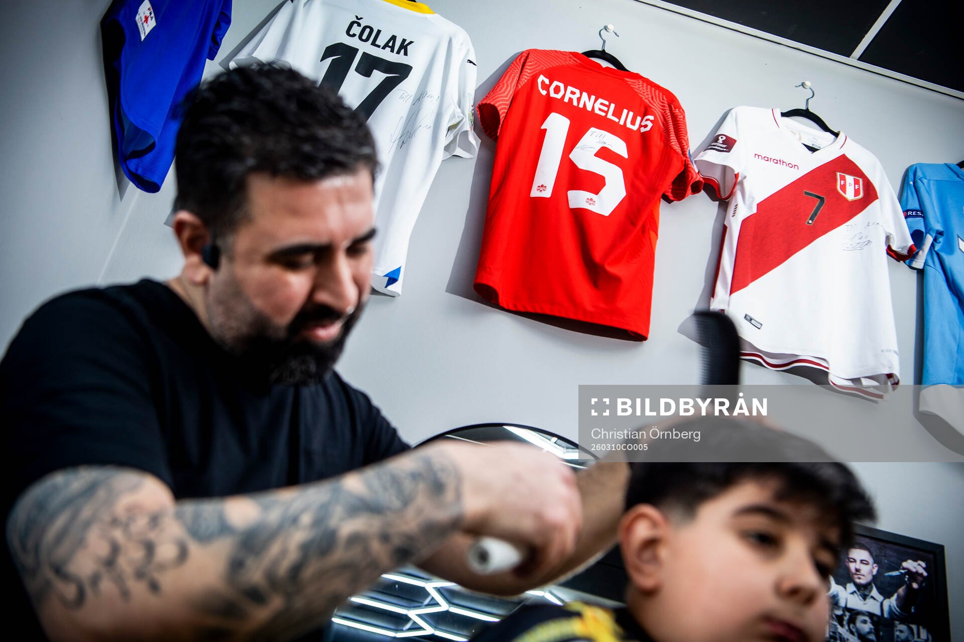 MFF-spelarnas frisörer. Aram Hassan klipper Benjamin Zandi