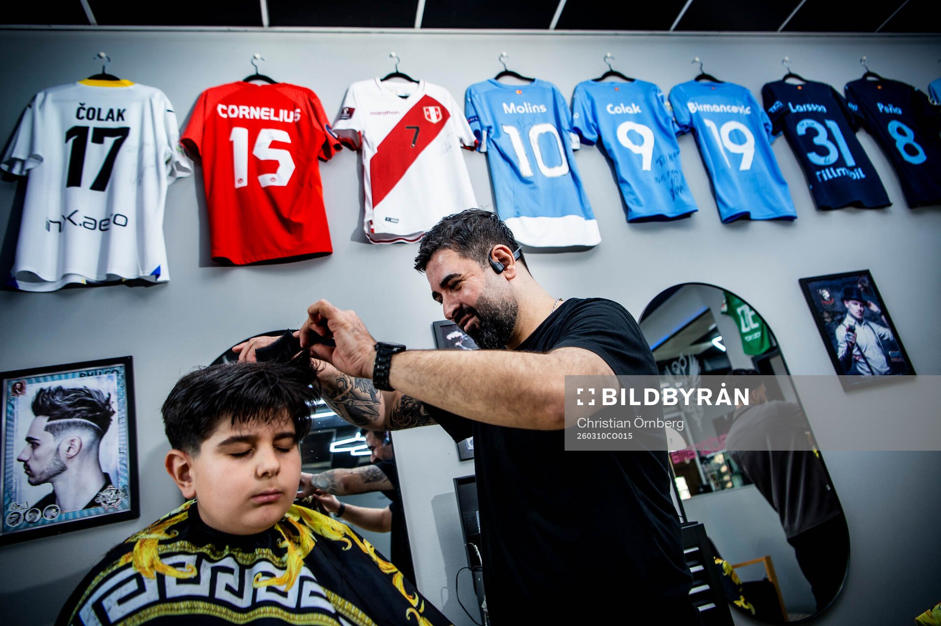 MFF-spelarnas frisörer. Aram Hassan klipper Benjamin Zandi