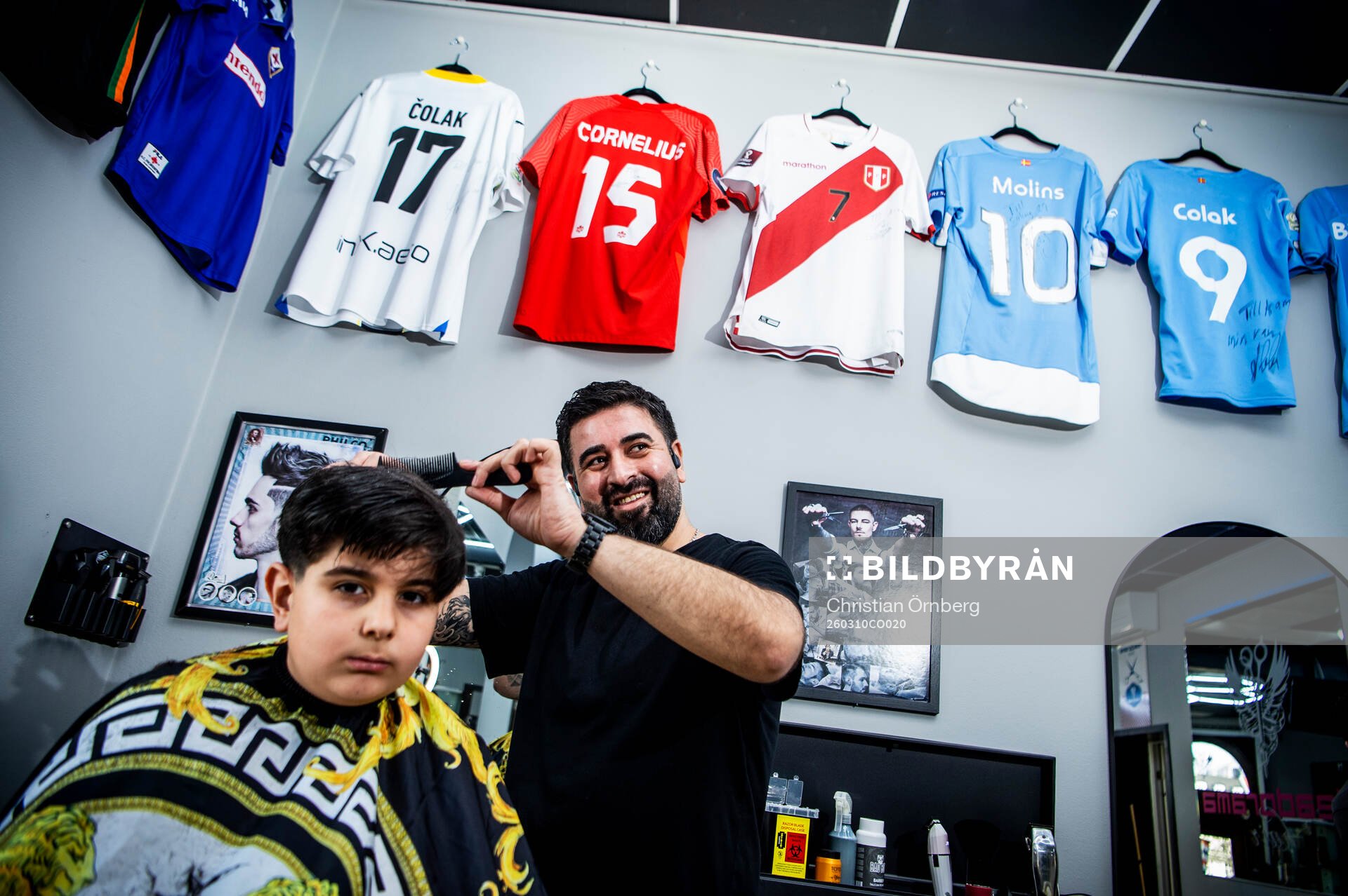 MFF-spelarnas frisörer. Aram Hassan klipper Benjamin Zandi