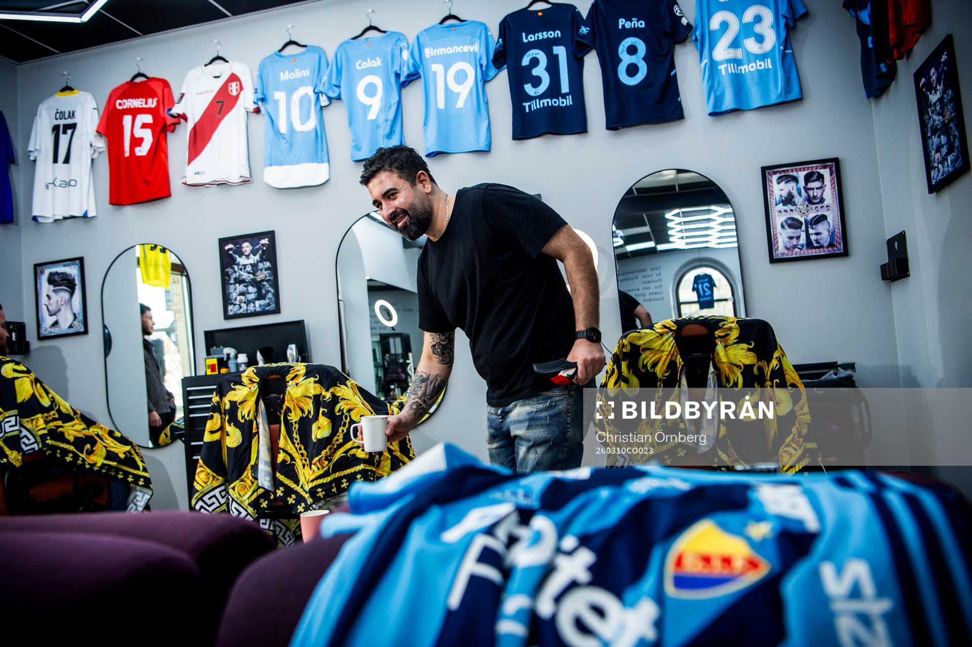 MFF-spelarnas frisörer. Aram Hassan letar fram en