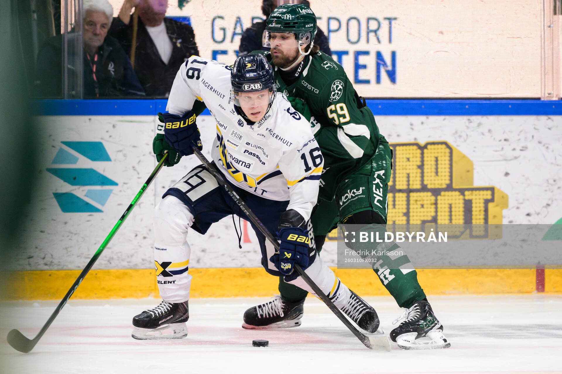 HV71s Linus Lindström och Färjestads Linus Johansson