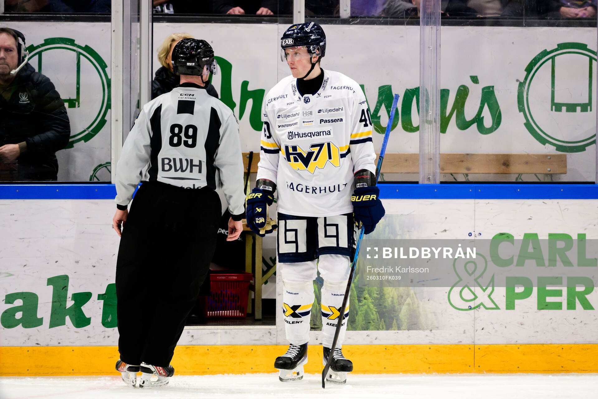 HV71s Oskar Stål-Lyrenäs blir utvisad