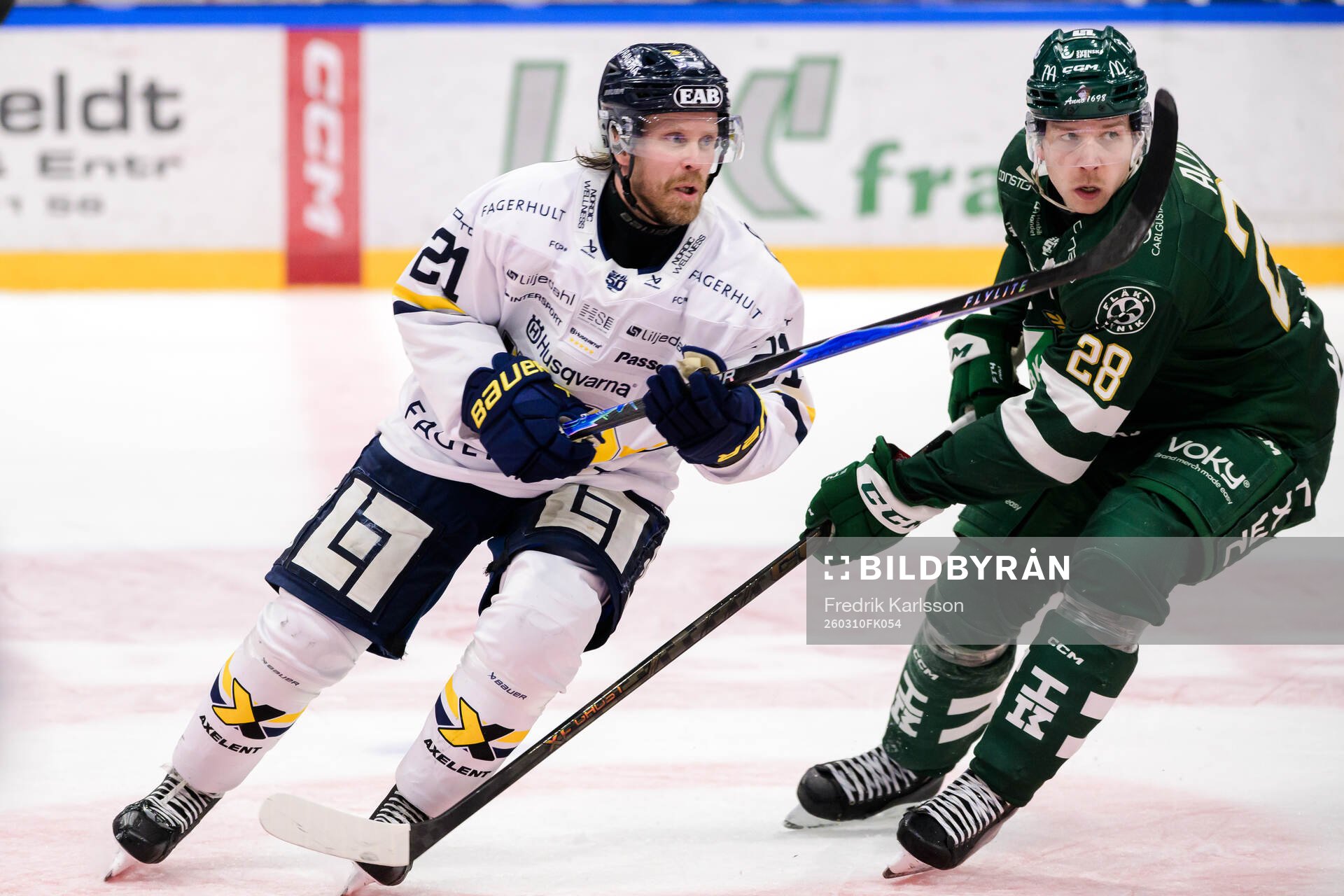 HV71s Mattias Tedenby och Färjestads Emil Alba