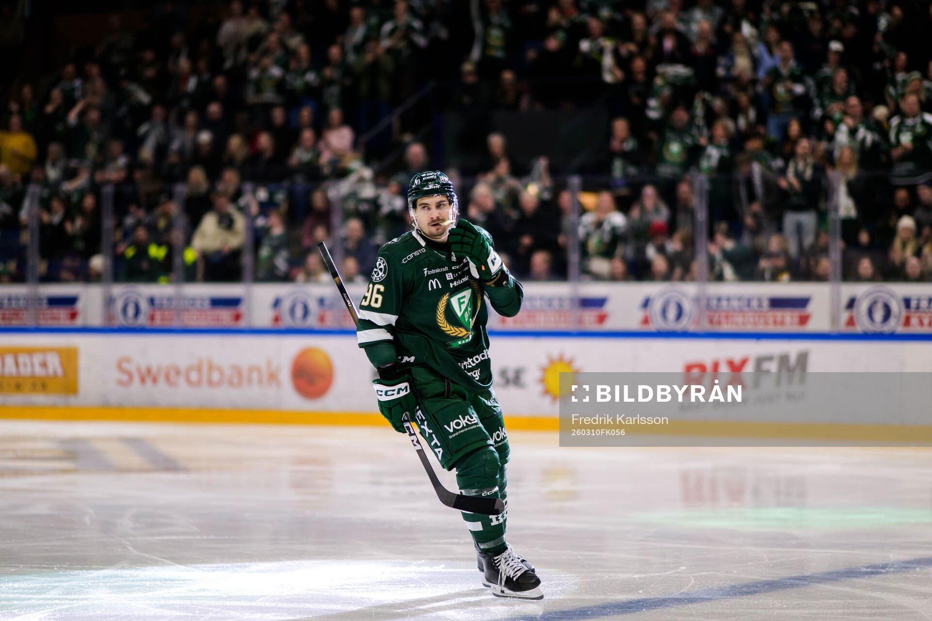 Färjestads David Tomasek jublar