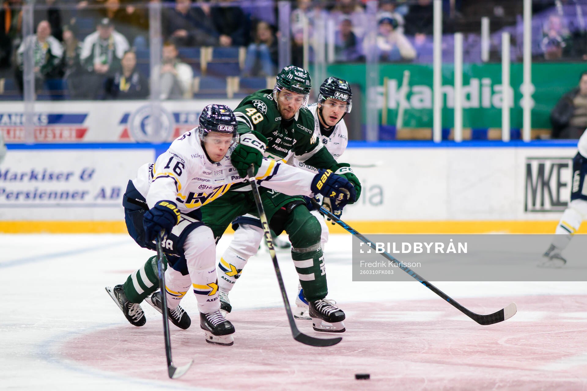 HV71s Linus Lindström och Färjestads Filip Roos