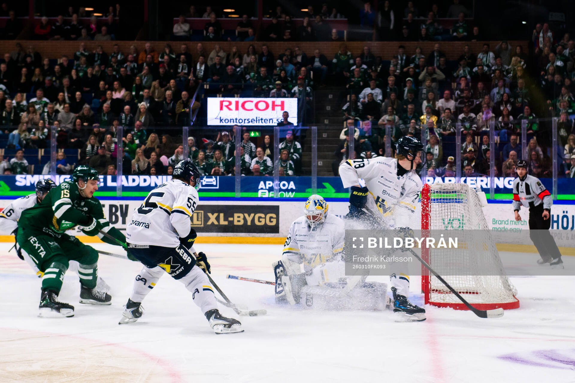 Färjestads Jack Berglund och HV71s målvakt Felix