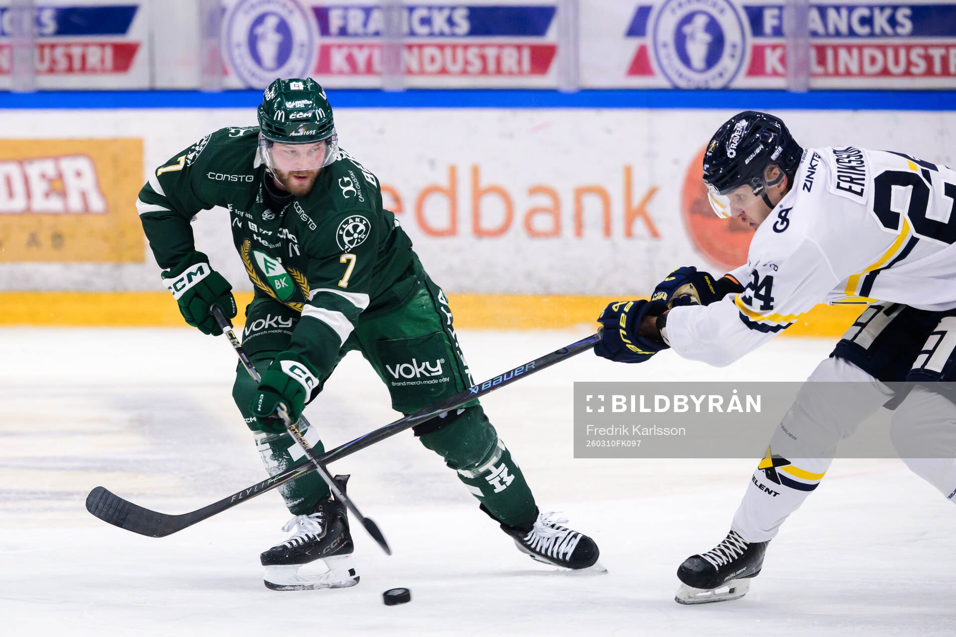 Färjestads Axel Bergkvist och HV71s Hampus Eriksson