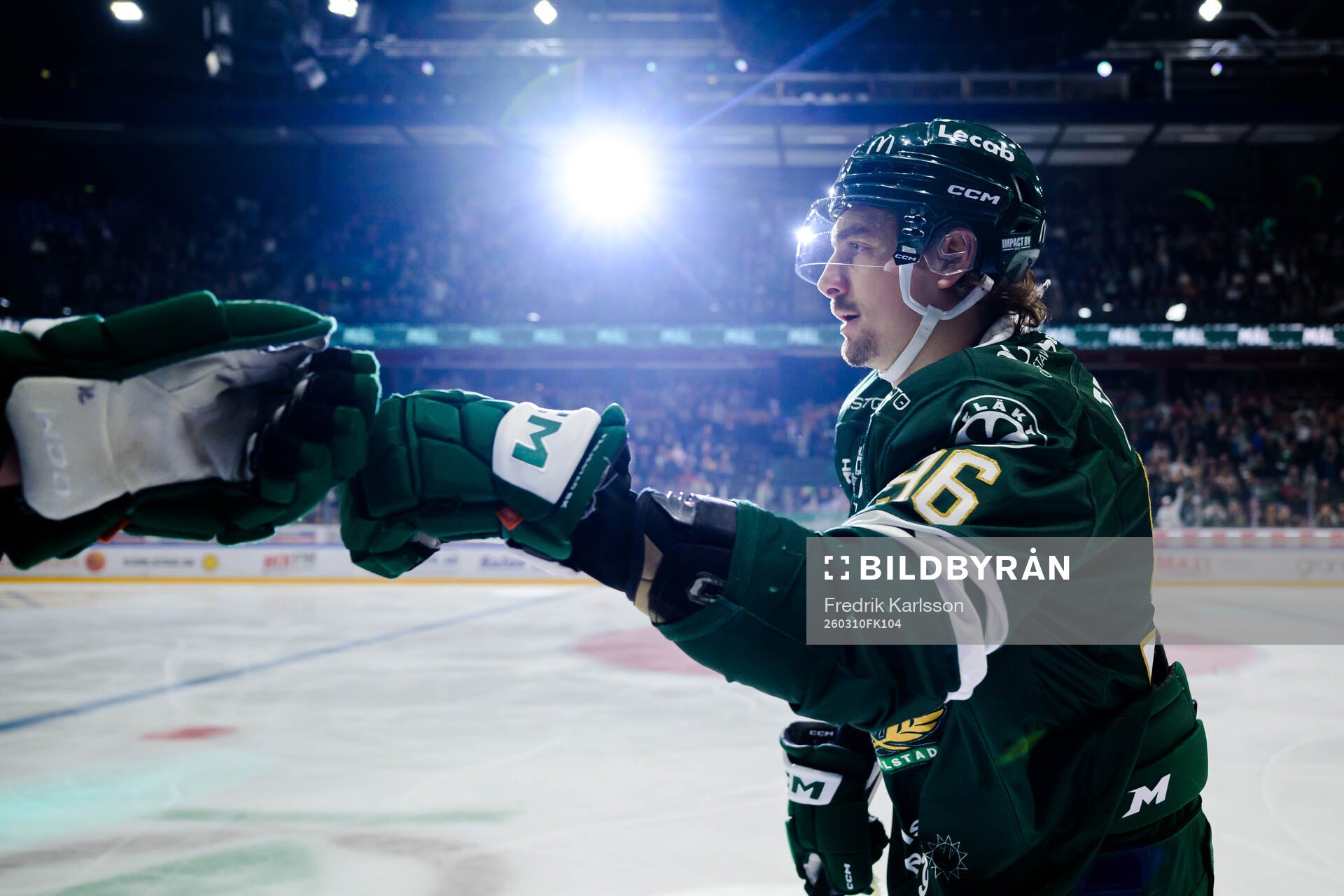 Färjestads David Tomasek jublar
