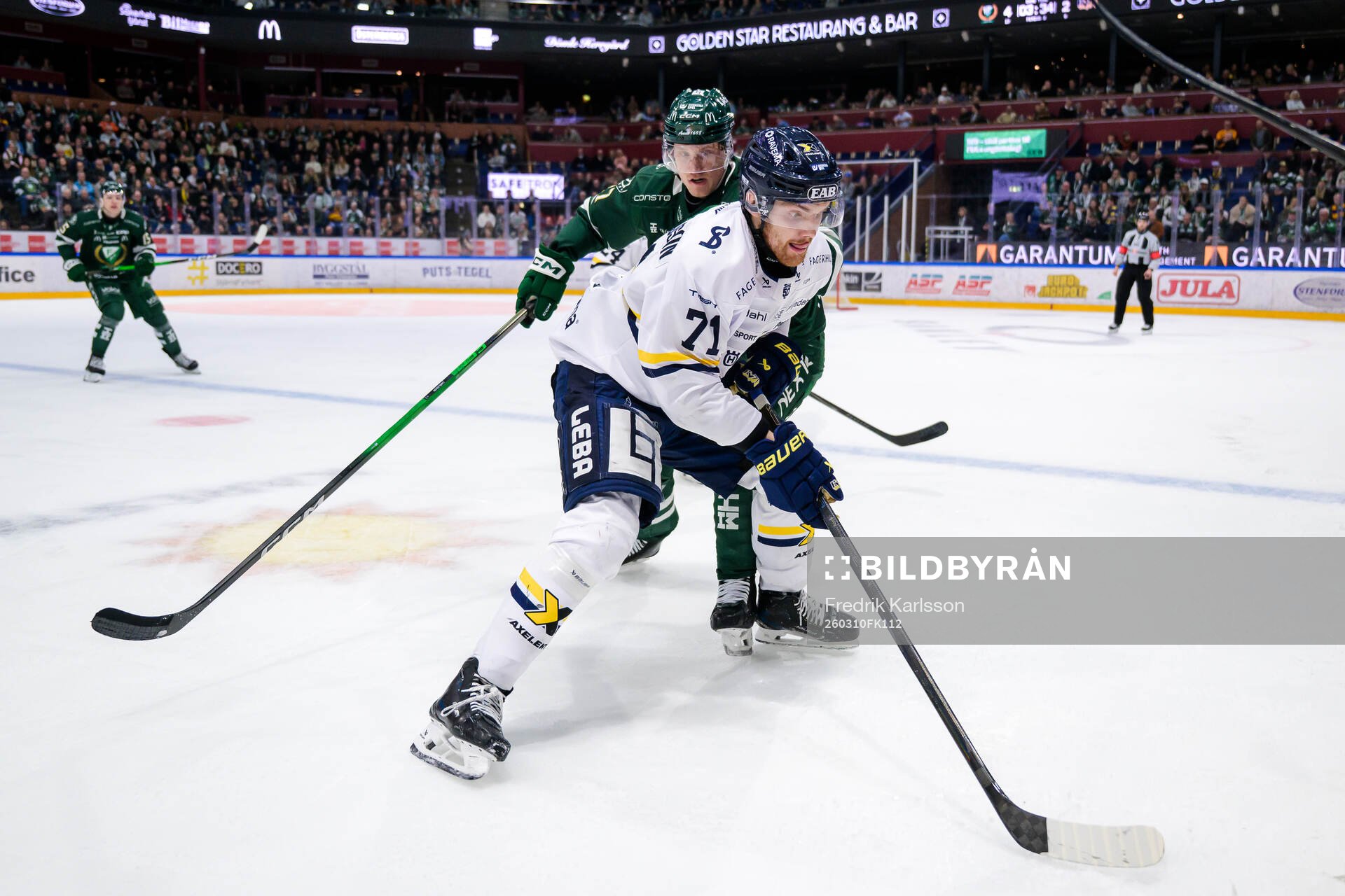 Färjestads Gabriel Carlsson och HV71s William Ignberg