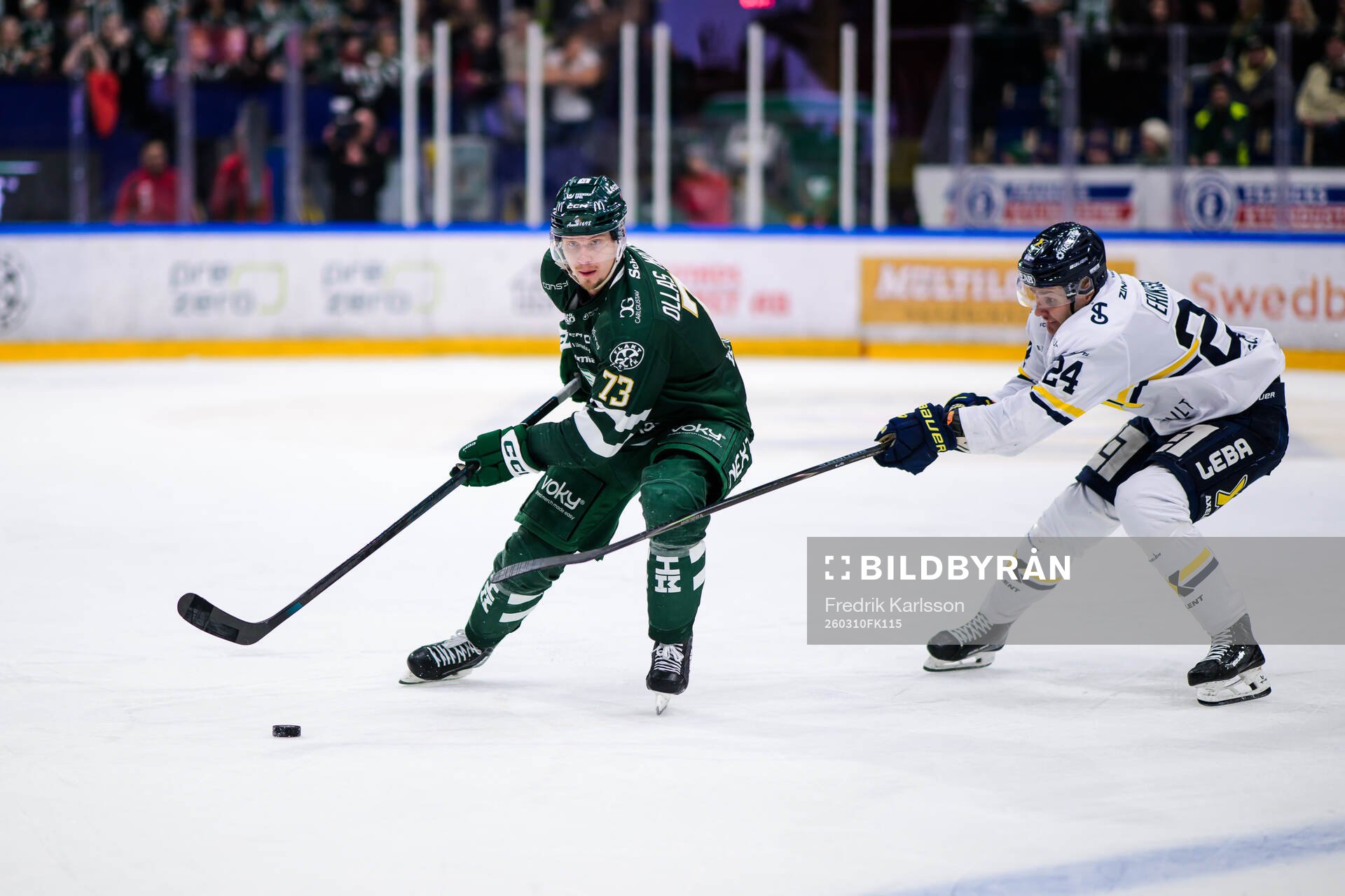Färjestads Adam Ollas Mattsson och HV71s Hampus Eriksson