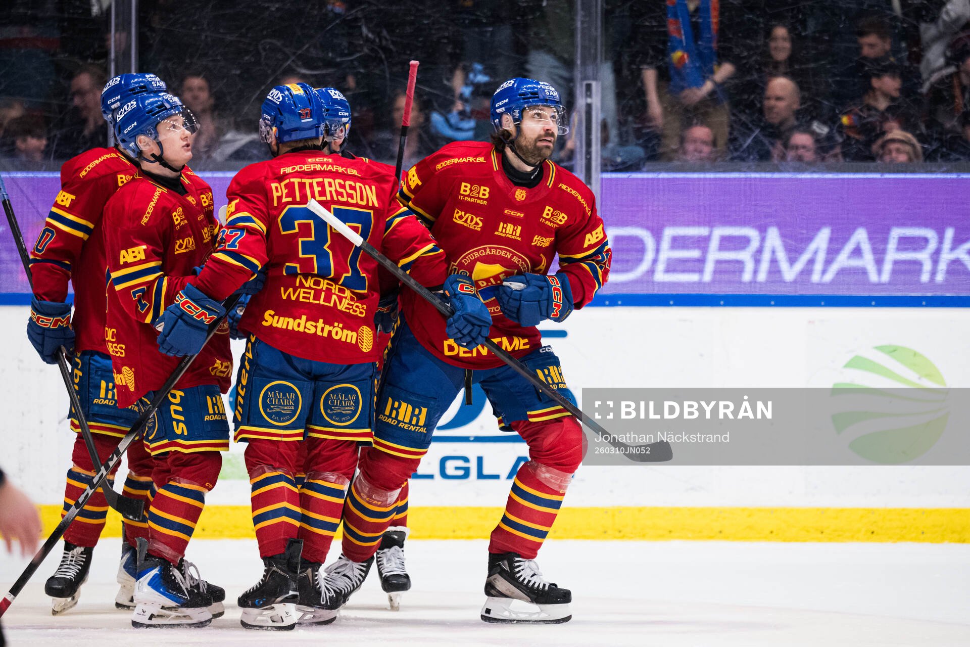 Djurgårdens Ludvig Rensfeldt jublar med lagkamrater