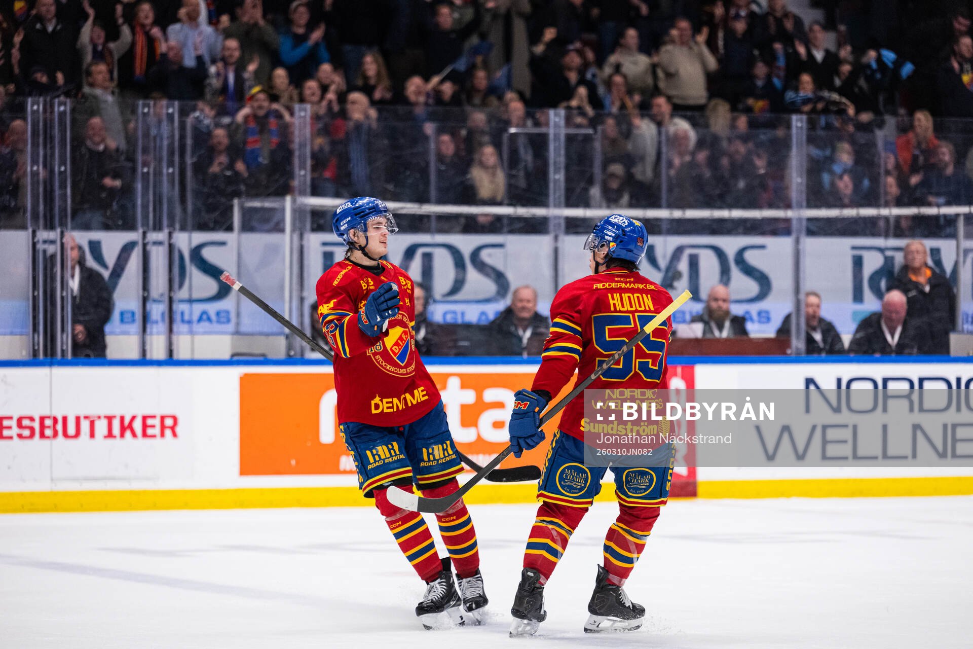 Djurgårdens Håvard Salsten jublar med Charles Hudon