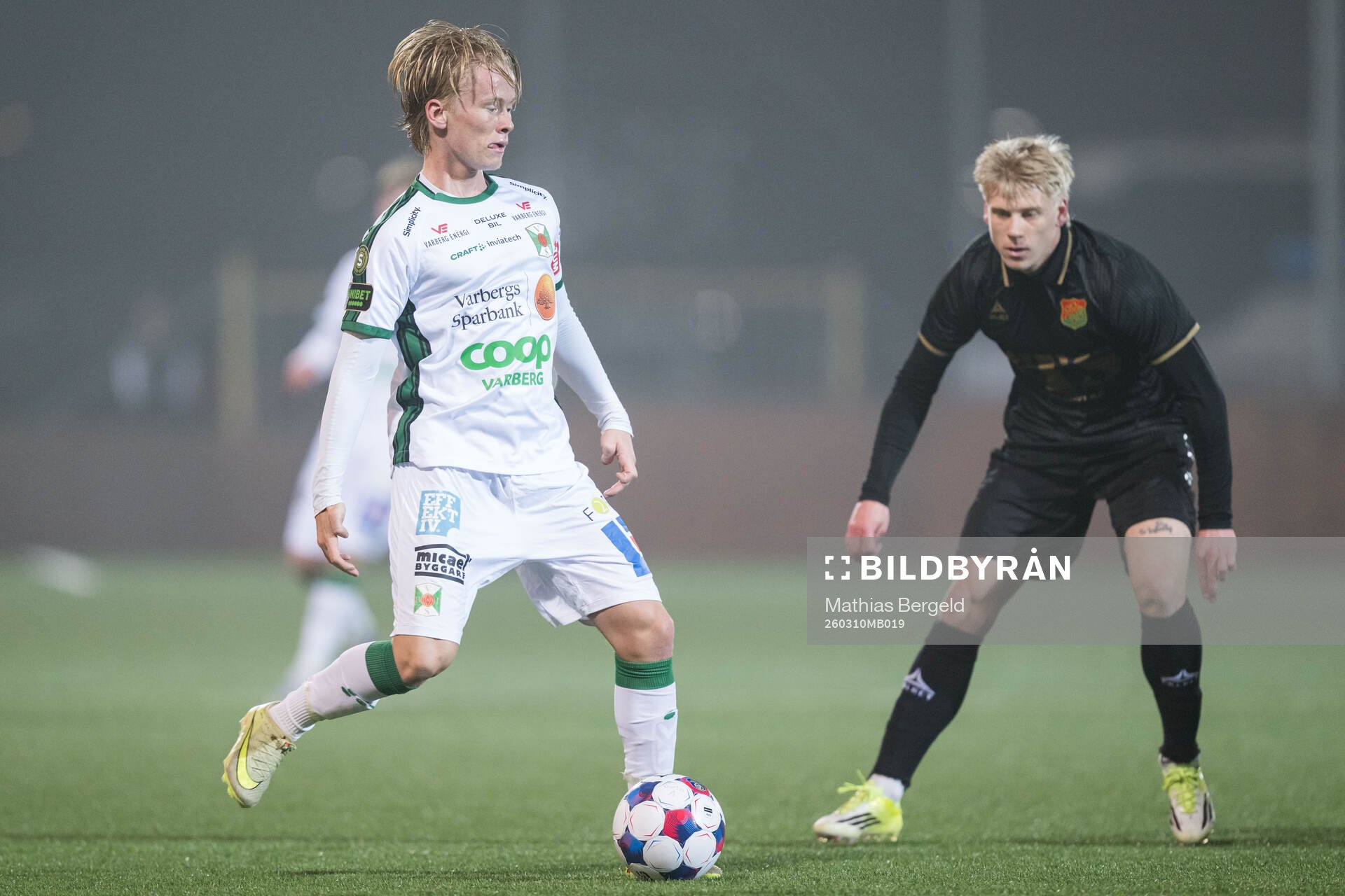 Varbergs Max Rundbäck och GAISs Robert Frosti Thorkelsson