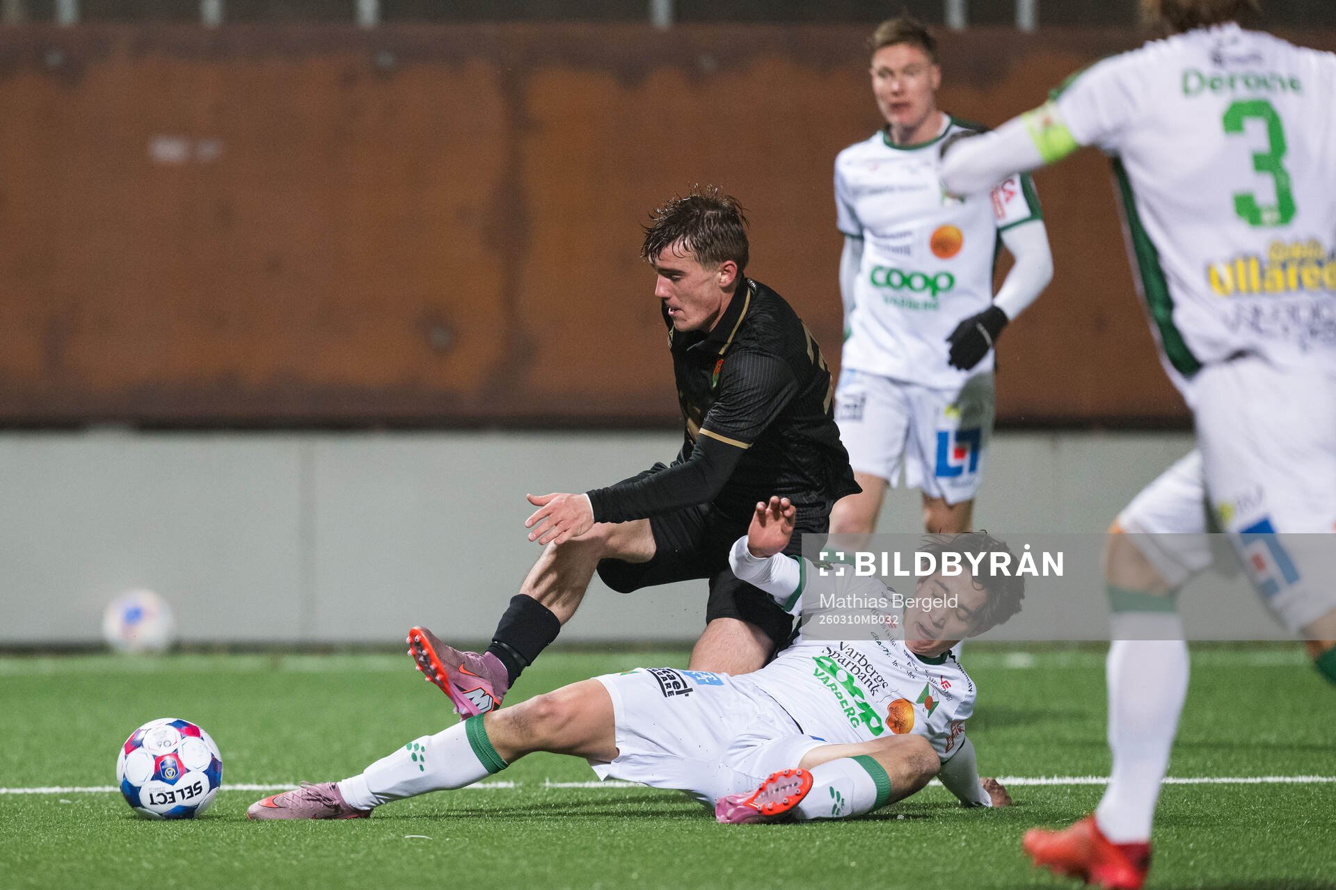 GAISs Ville Hellgård Knudsen och Varbergs Milan Kordik