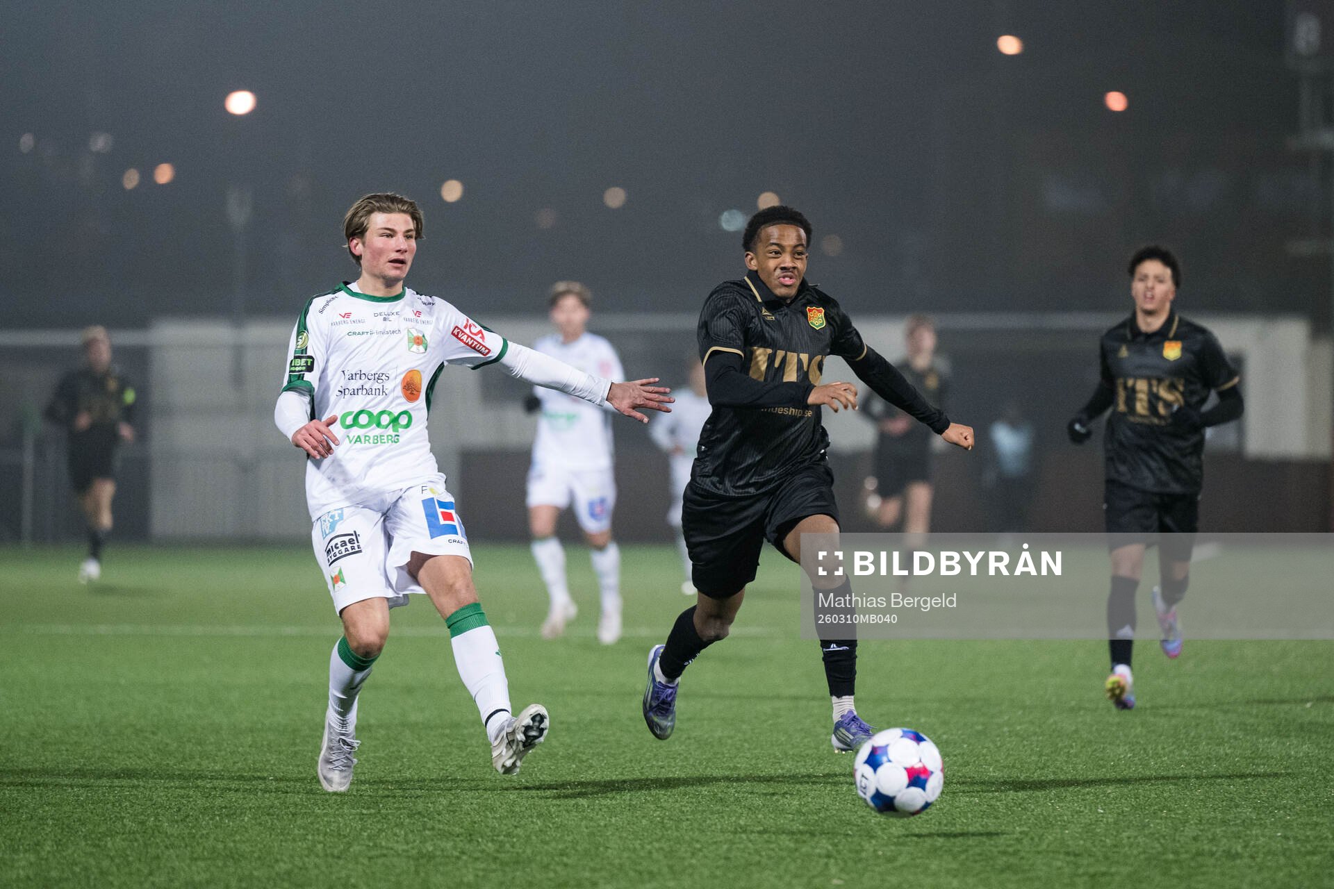 Varbergs Caspher Claesson och GAISs Adam Sheik Abdullahi
