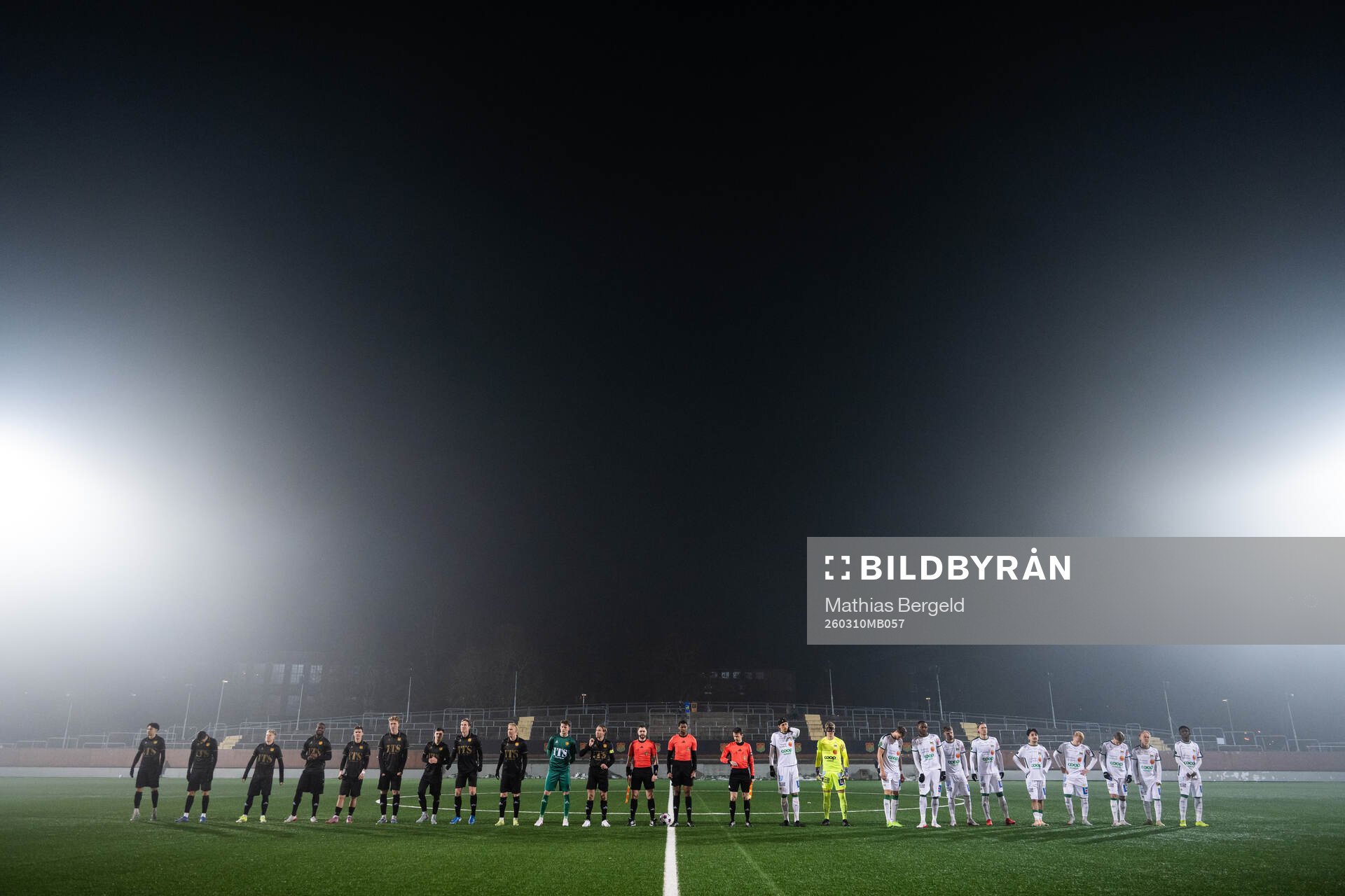 GAIS och Varbergs spelare vid line-up