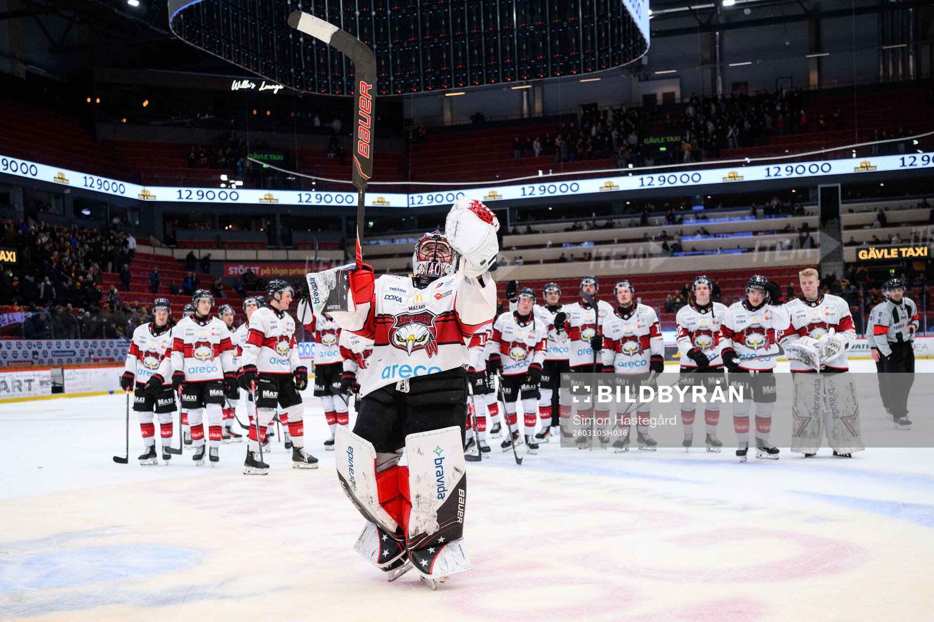 Malmö Redhawks målvakt Oskar Blomgren jublar