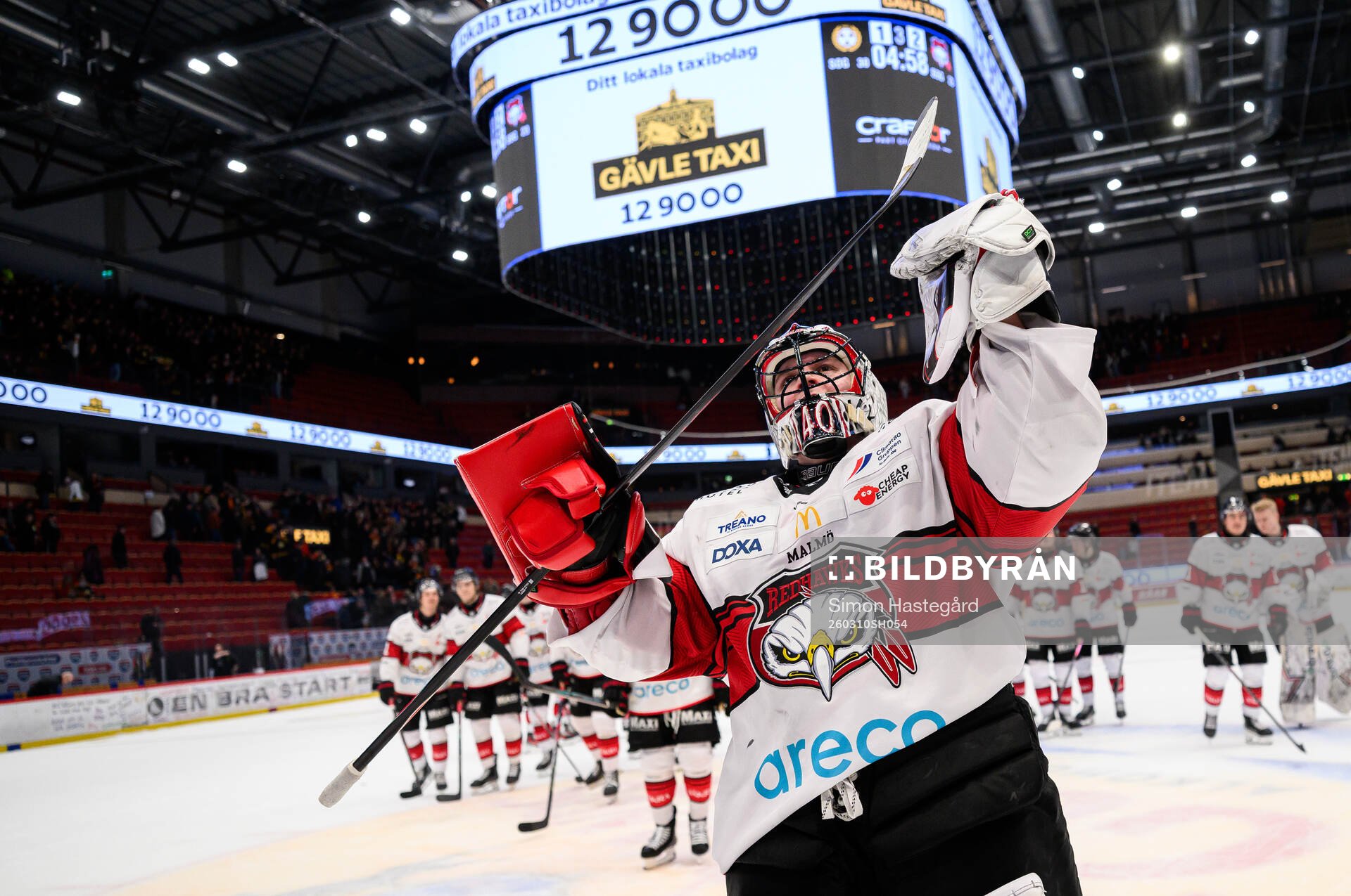 Malmö Redhawks målvakt Oskar Blomgren jublar