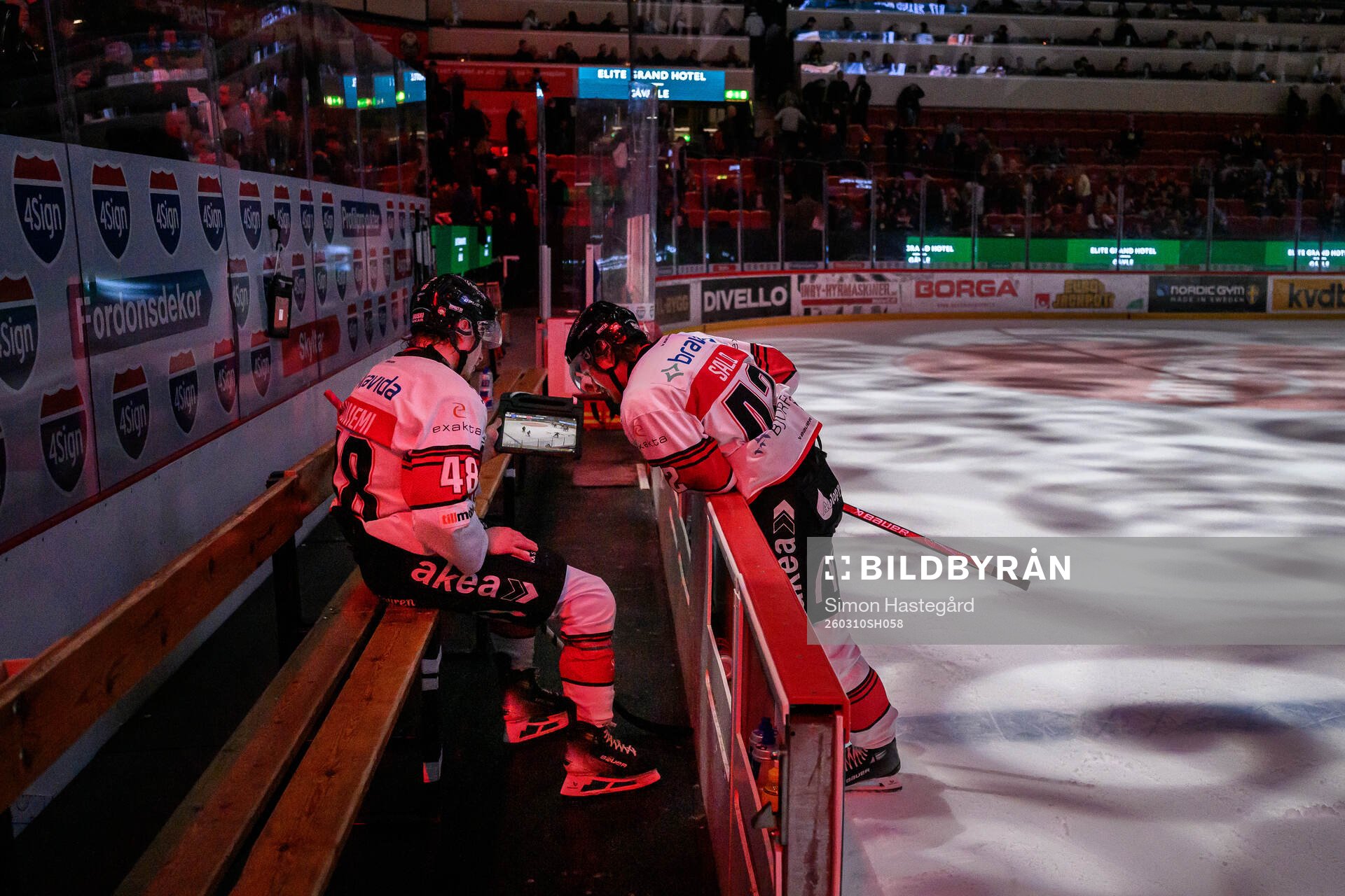 Malmö Redhawks Lauri Pajuniemi och Robin Salo med en iPad