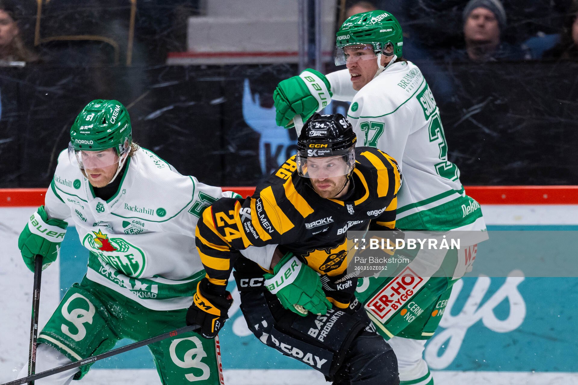 Skellefteås Oscar Lindberg mellan Rögles Calle Själin