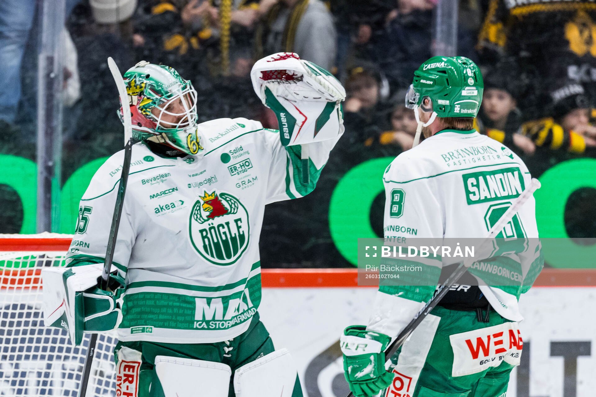 Rögles målvakt Christoffer Rifalk jublar med Linus Sandin