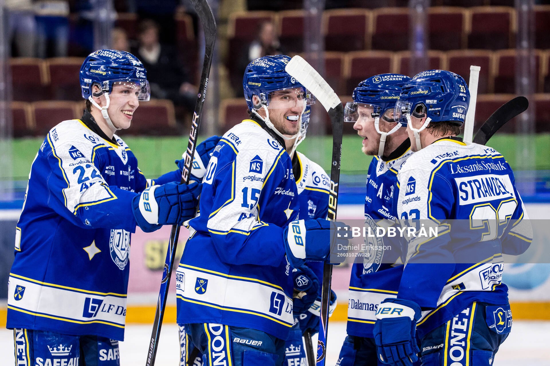 Leksands Max Veronneau jublar med lagkamrater