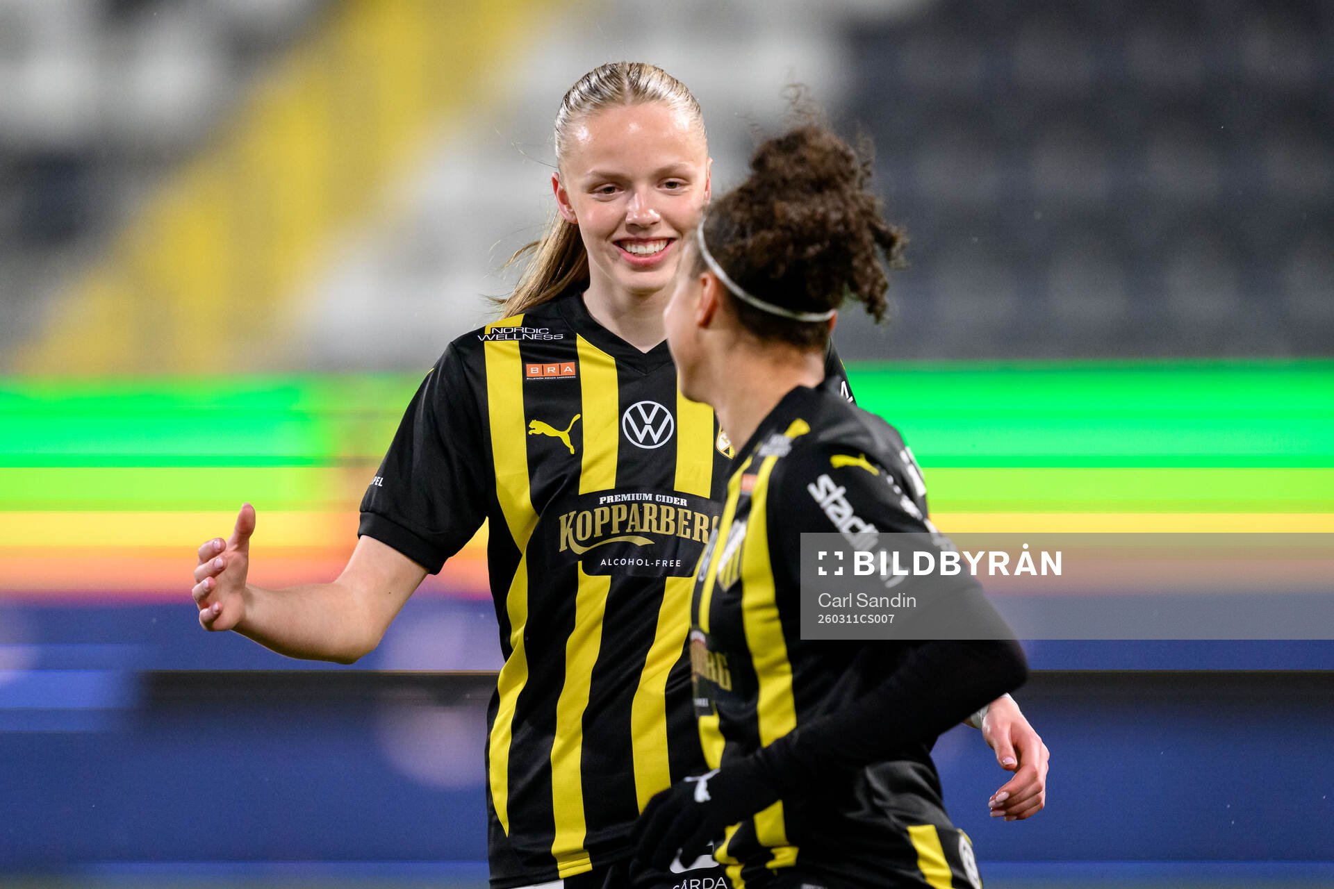 Häckens Thelma Pálmadottir och Felicia Schröder jublar
