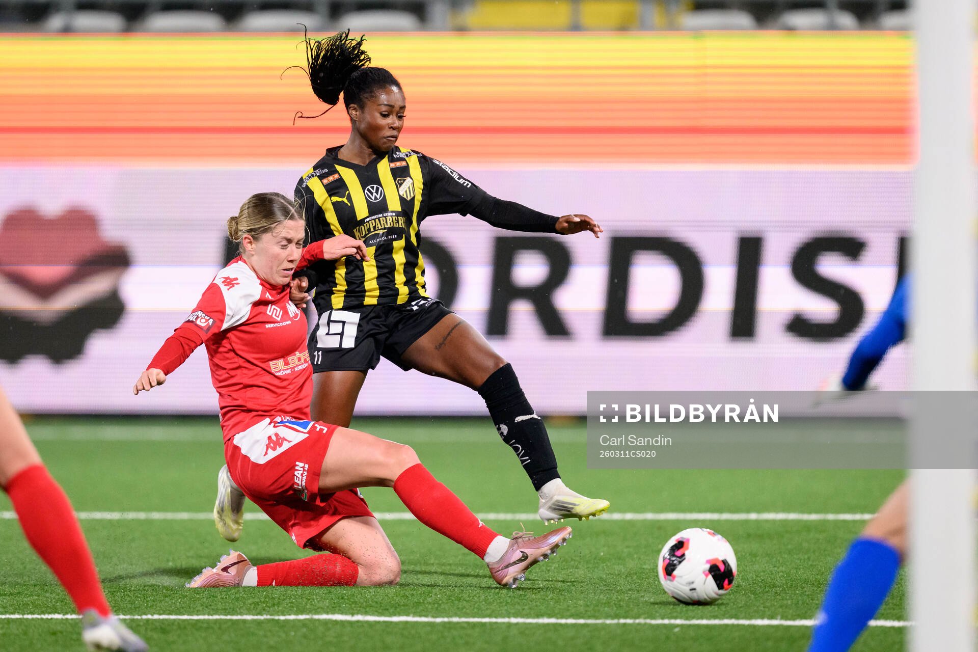 Linköpings Polly Doran och Häckens Monica Jusu Bah