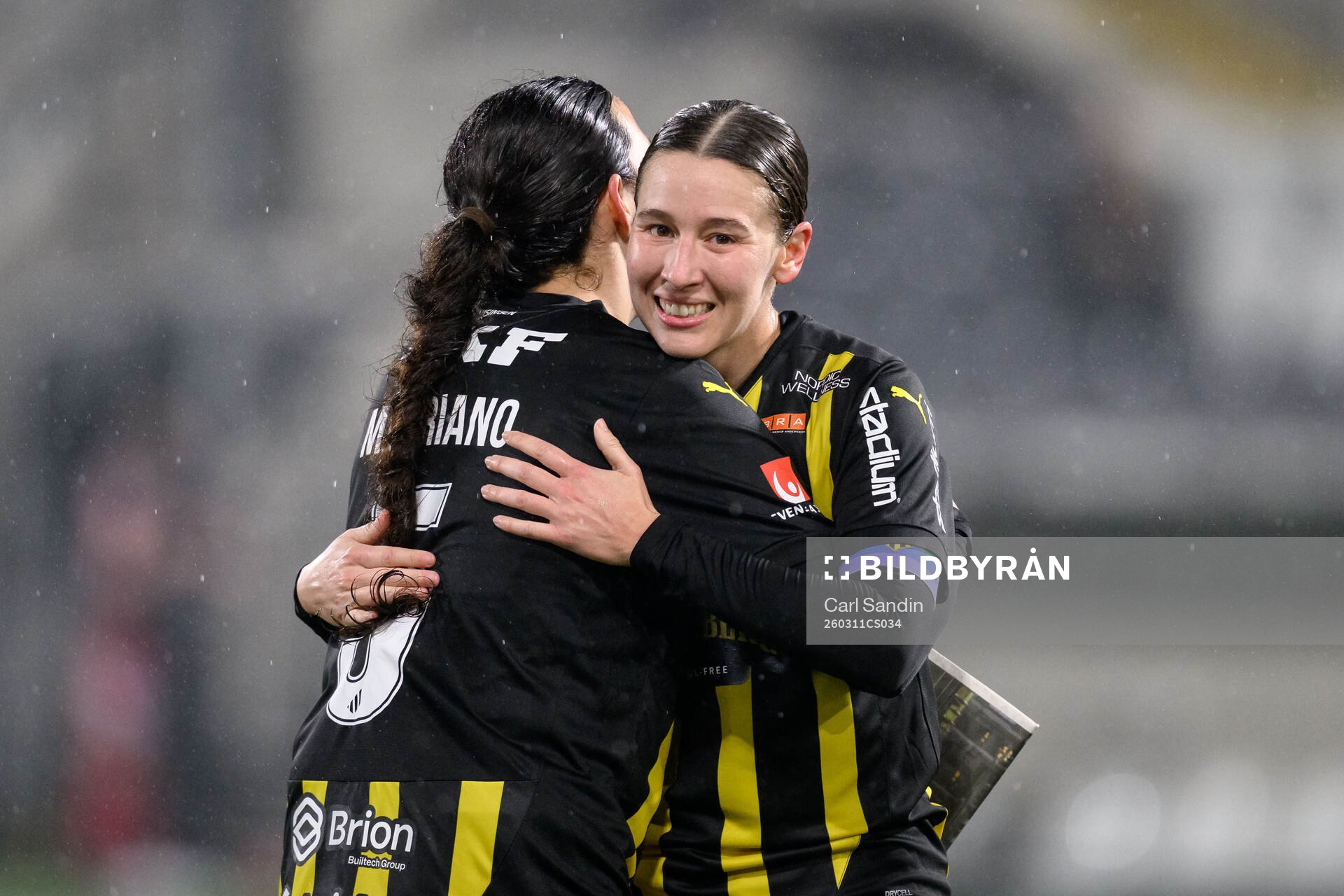 Häckens Delaney Matriano och Tabby Tindell jublar