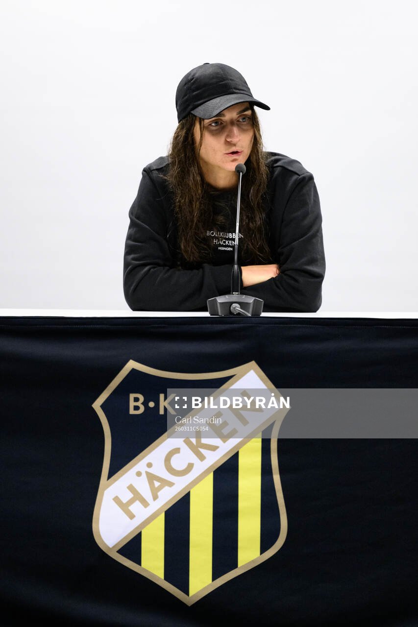 Häckens tränare Elena Sadiku på en presskonferens