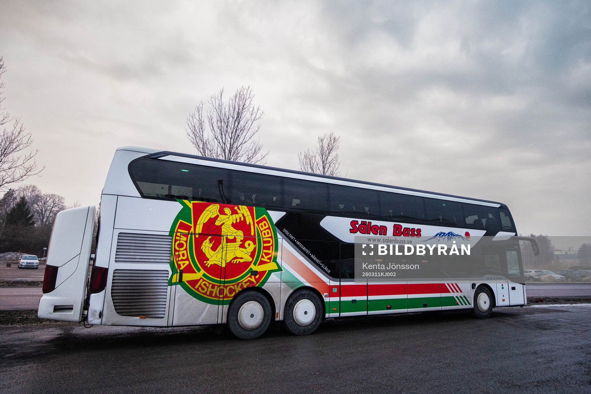Moras spelarbuss på parkeringen vid Scaniarinken