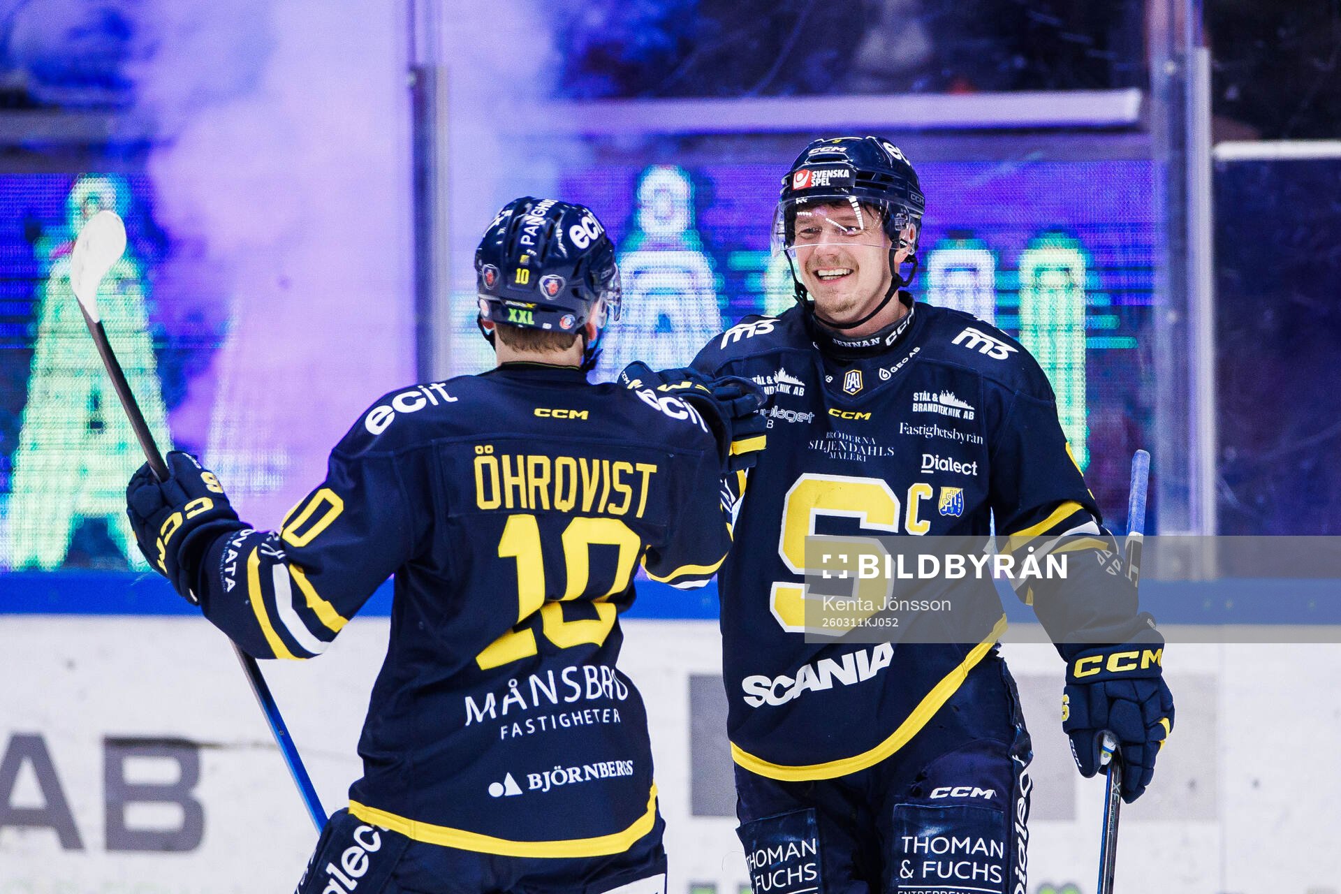 Södertäljes Patrik Zackrisson jublar med Felix Öhrqvist