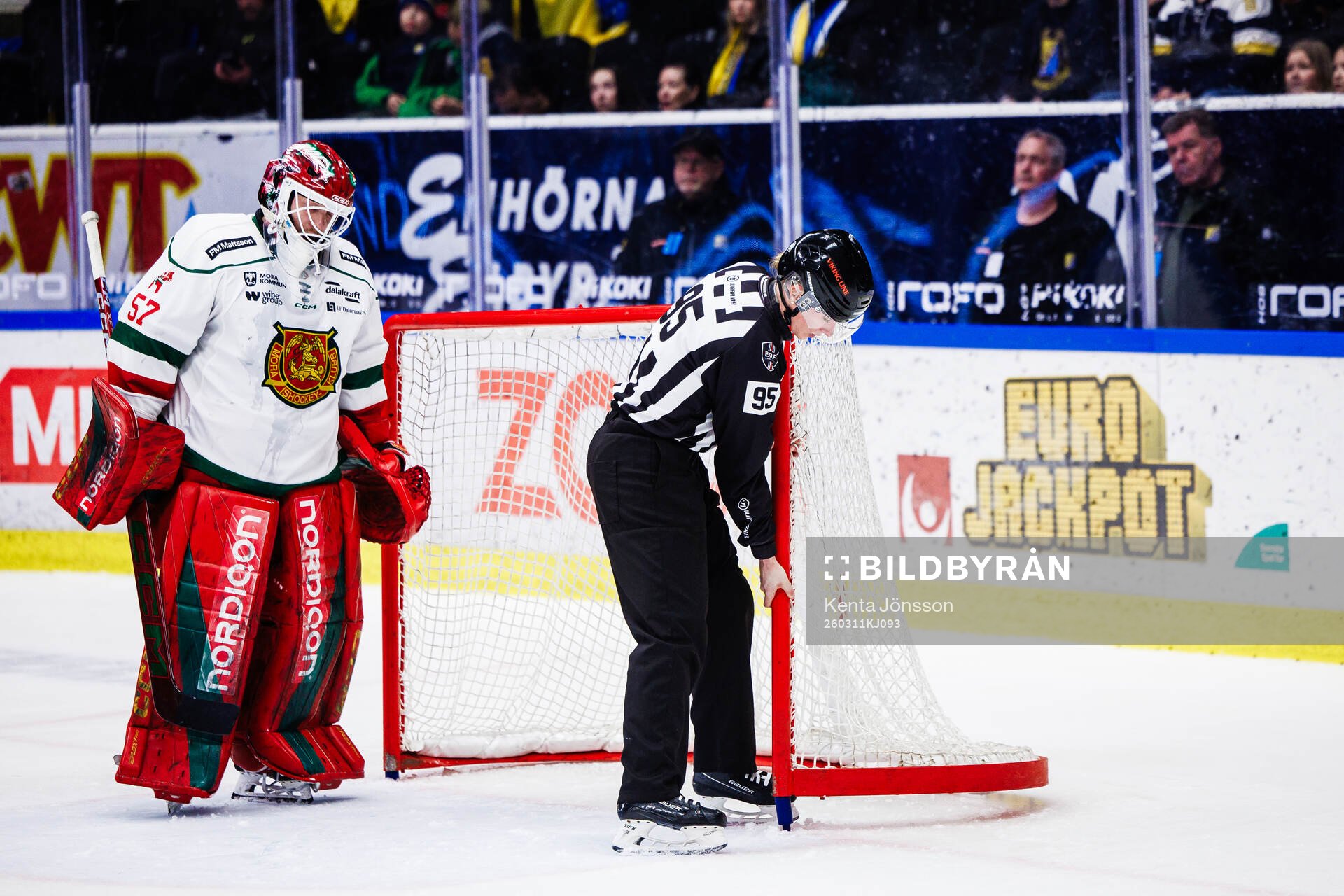 Linjedomare Anna Hammar rättar till målbur