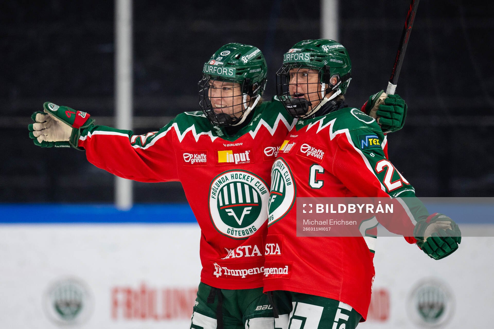 Frölundas Andrea Dalen jublar ihop med Hanna Olsson