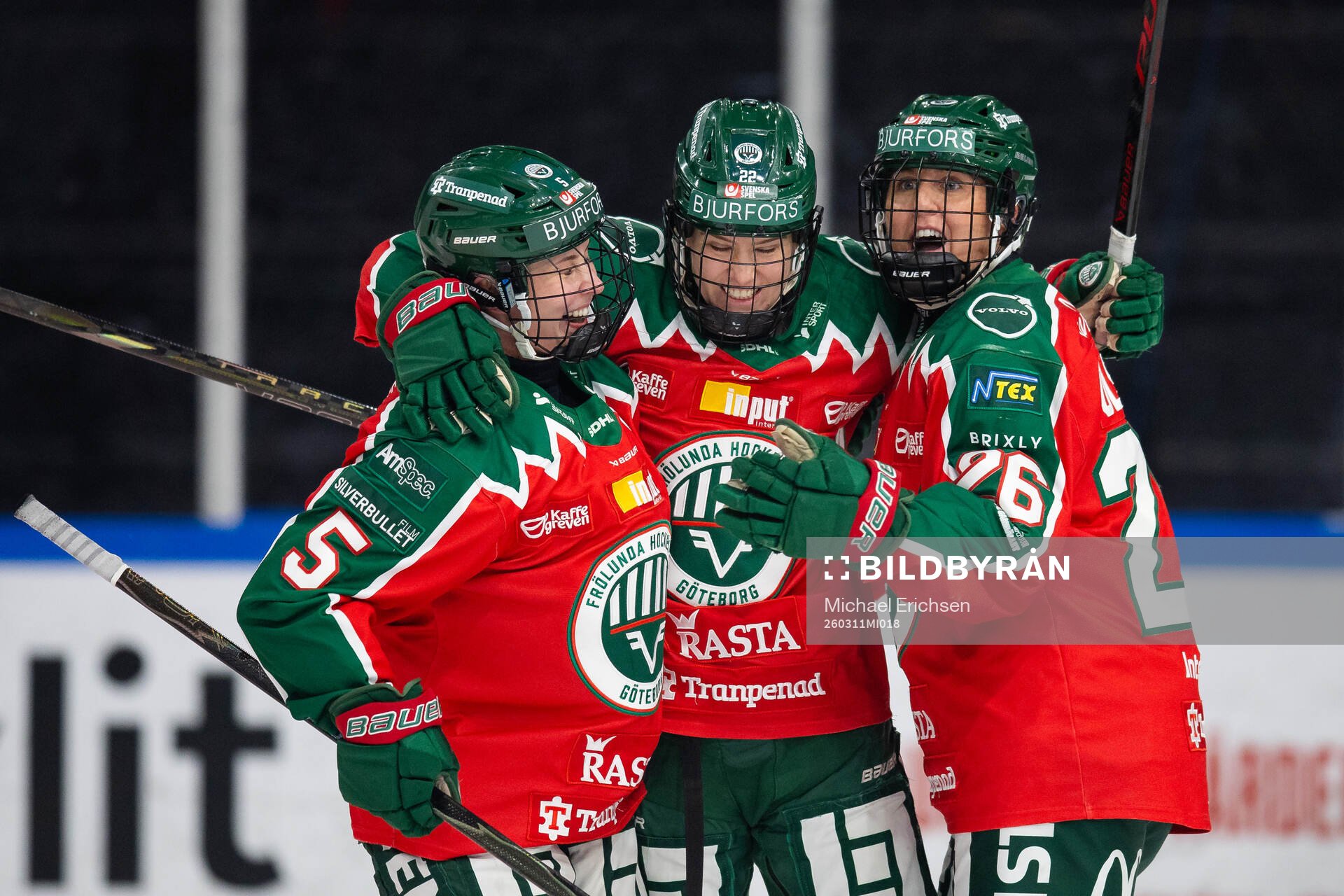 Frölundas Andrea Dalen jublar ihop med Nathalie Lidman och