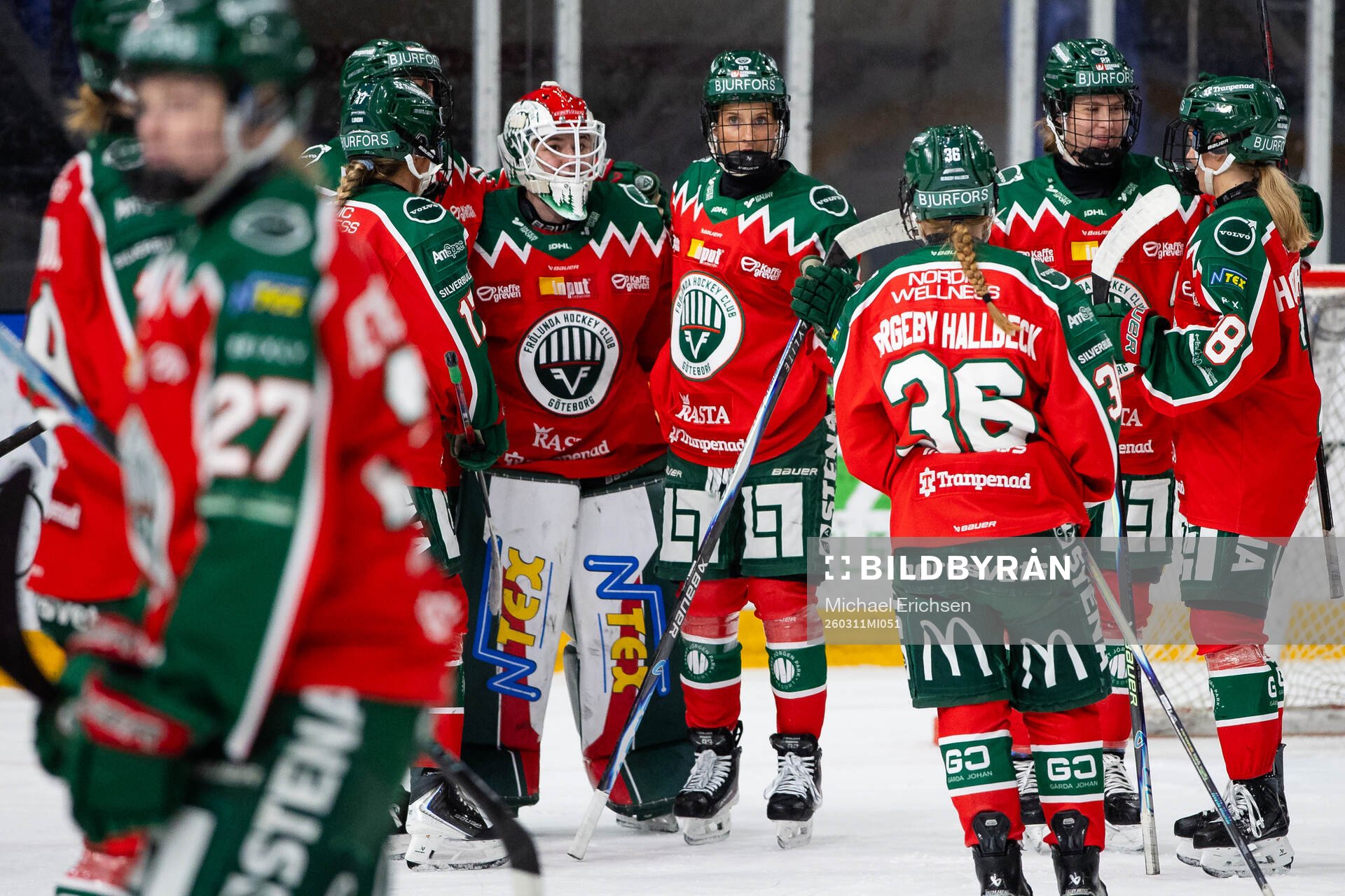 Frölundas målvakt Andrea Brändli jublar med lagkamrater