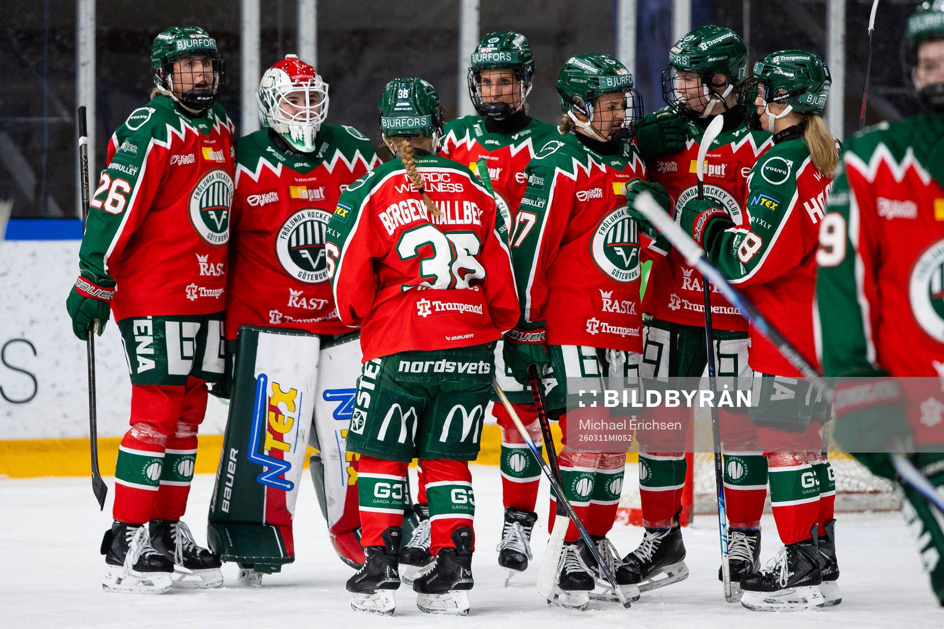 Frölundas målvakt Andrea Brändli jublar med lagkamrater