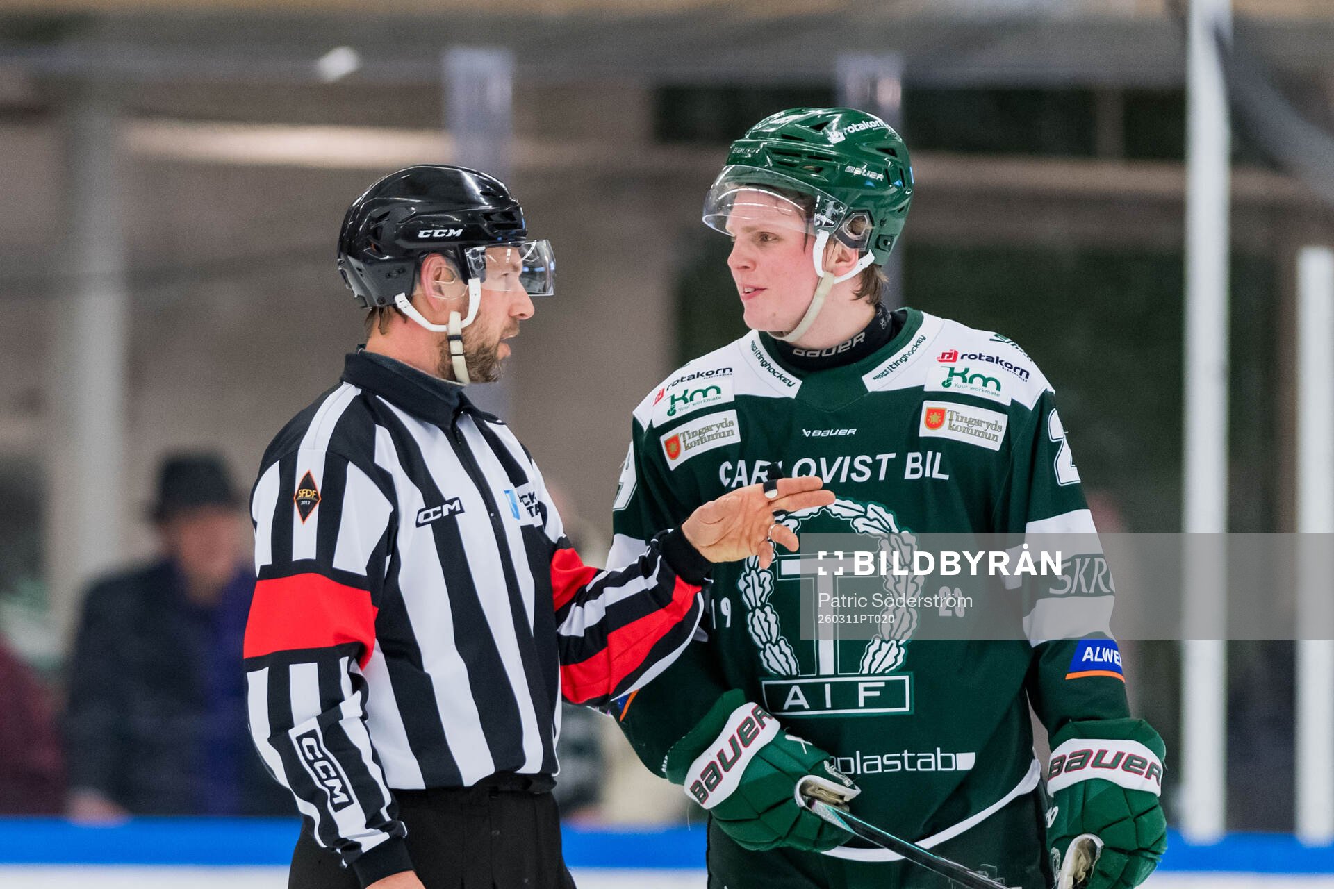 Domare Jim Bergqvist och Tingsryds AIFs Valdemar Vesterlund