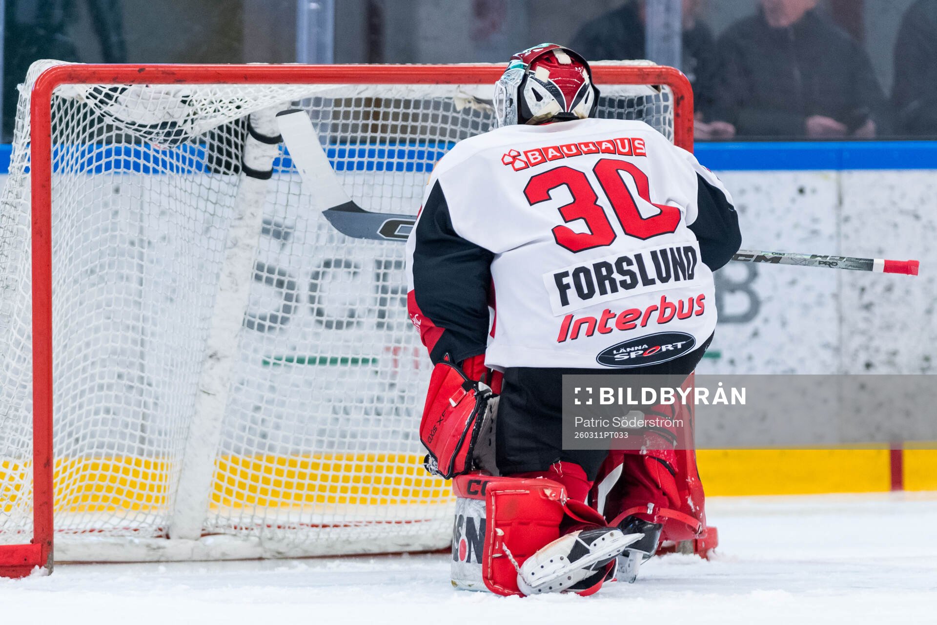 Hanvikens s målvakt Tim Forslund deppar