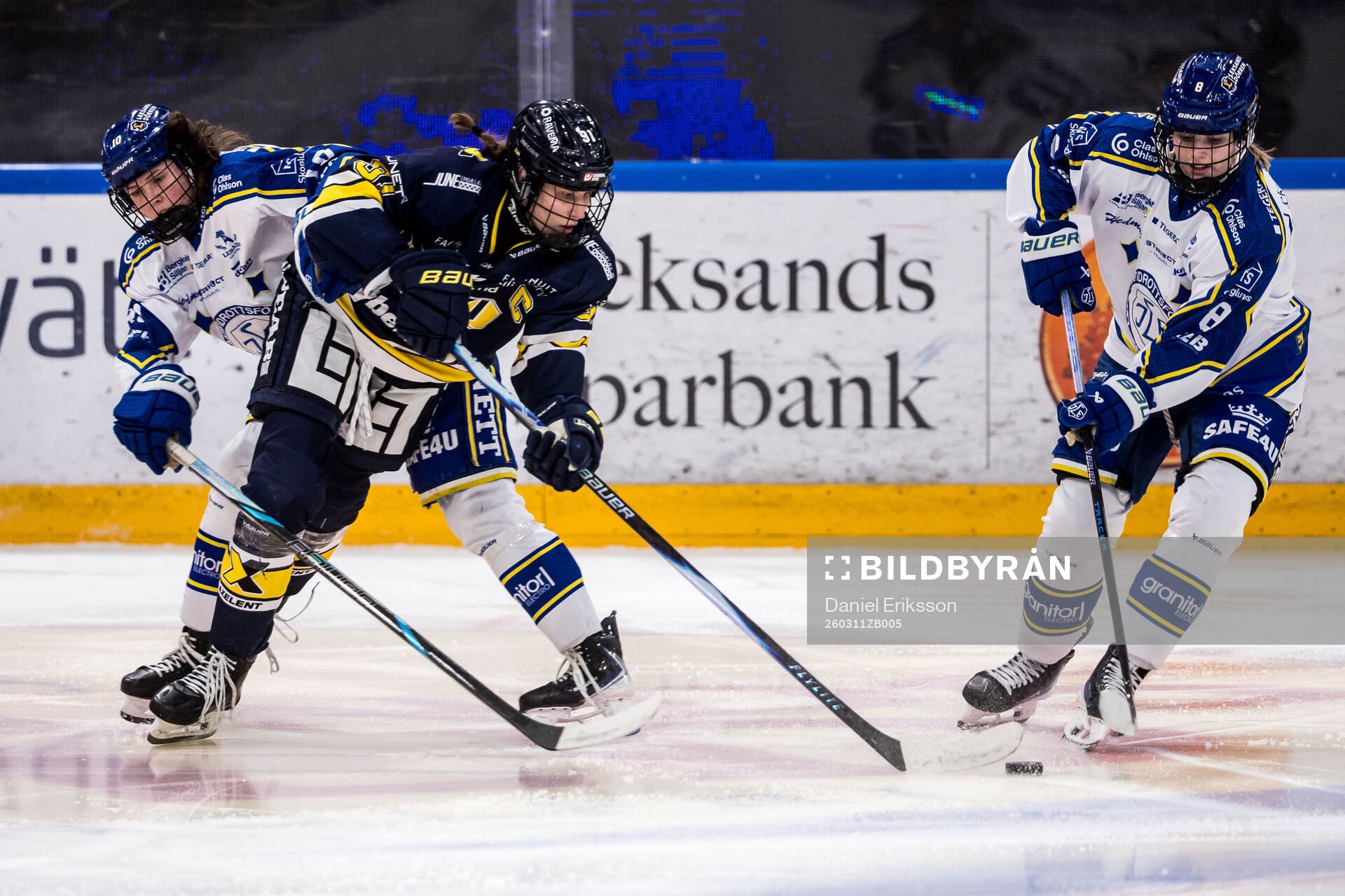Leksands Leia Fransson och HV71s Emmi Rakkolainen och