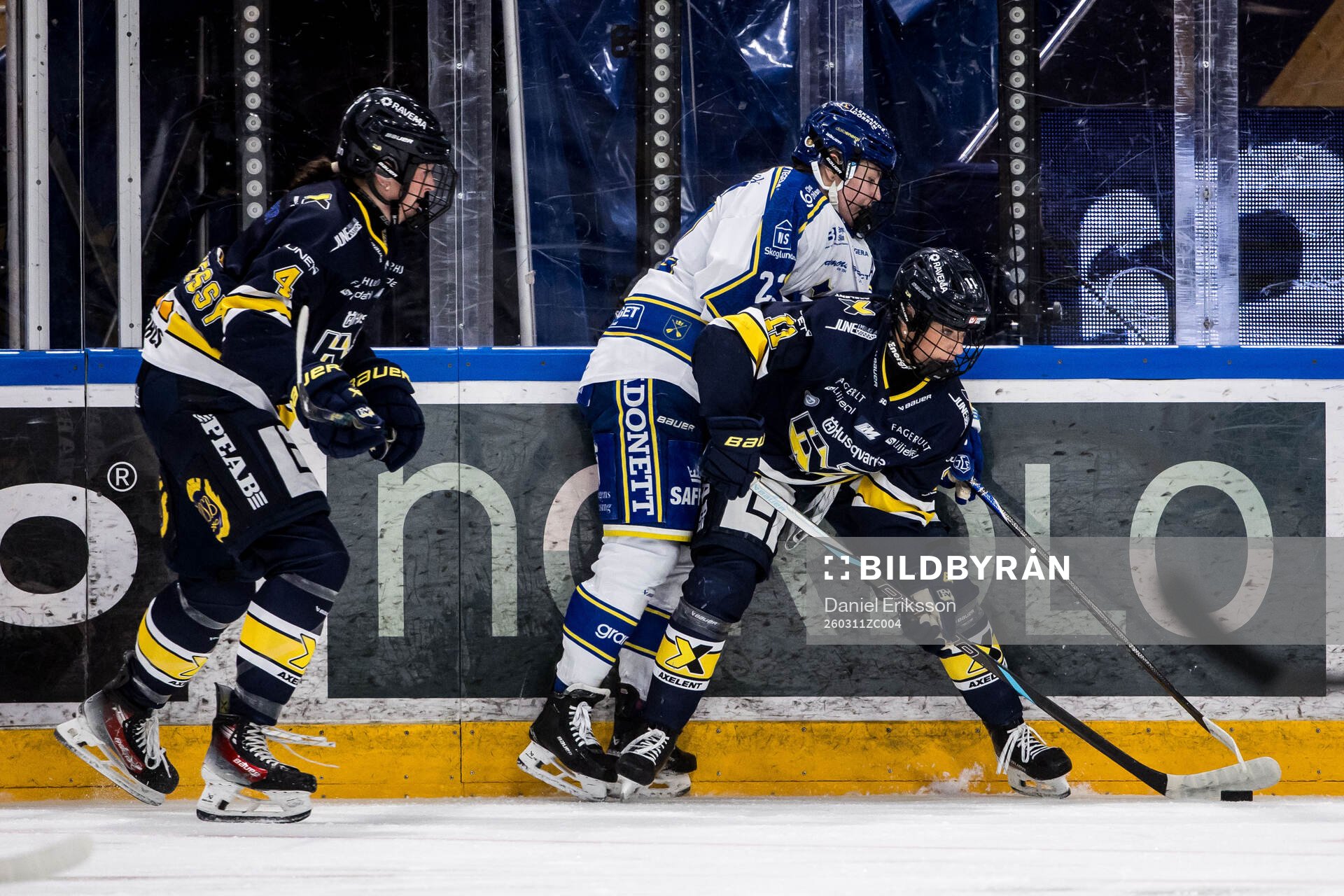 HV71s Julia Shaunessy och Leksands Molly Eljas och HV71s