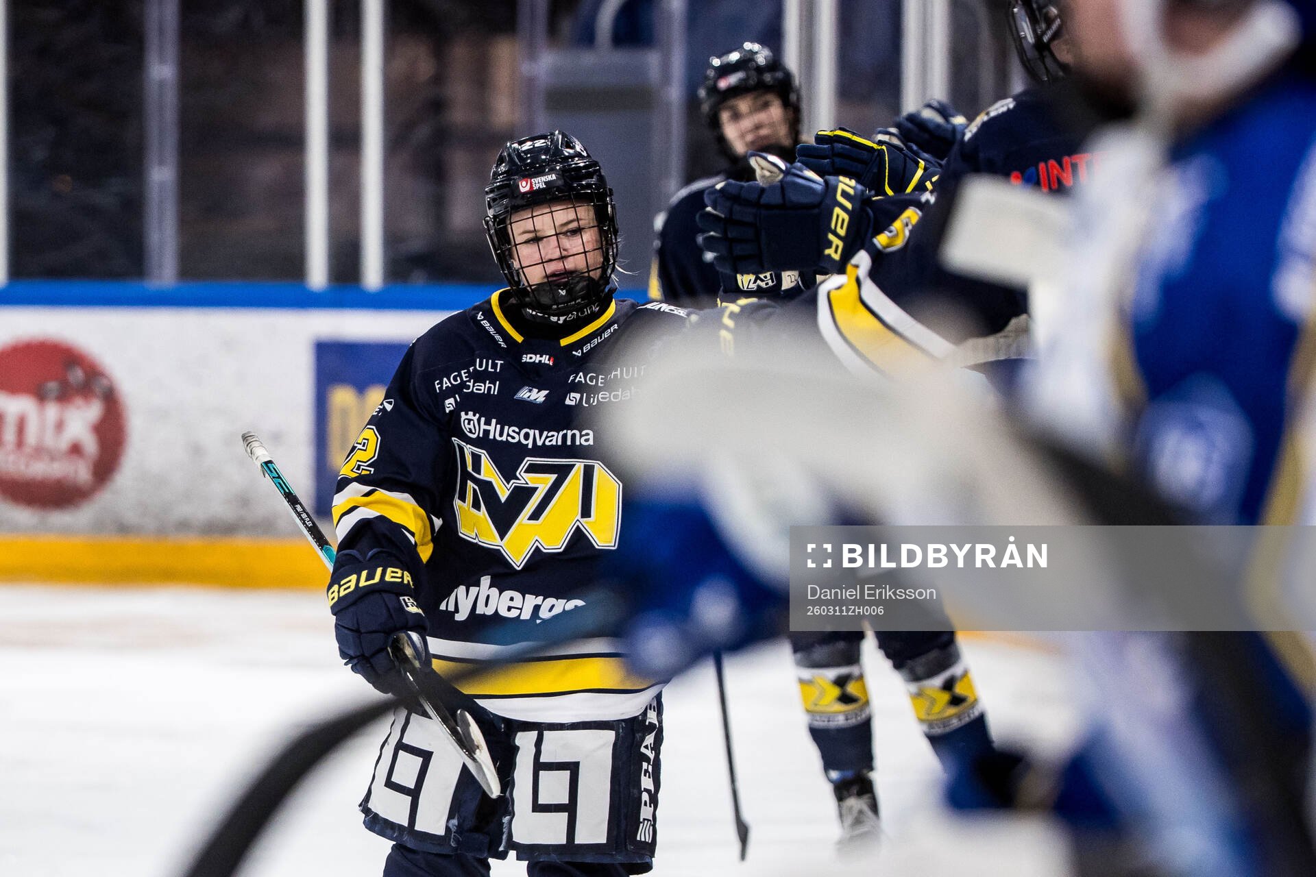 HV71s Kennedy Bobyck jublar