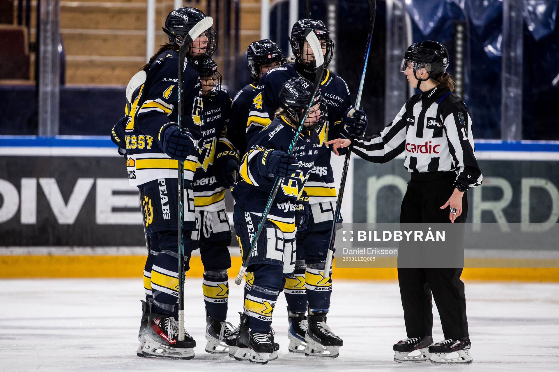 HV71s Kennedy Bobyck jublar