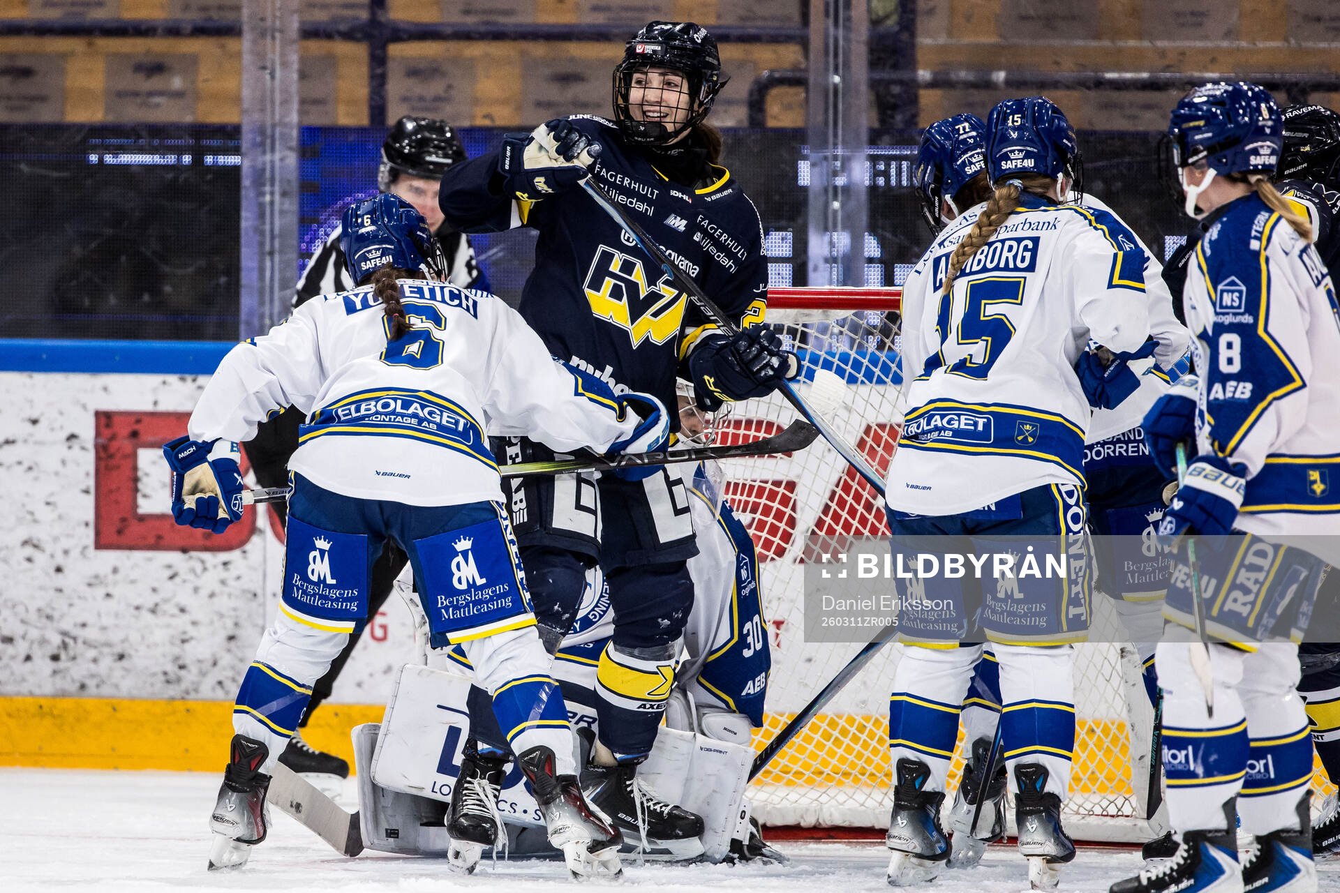 HV71s Adriana Van De Leest jublar