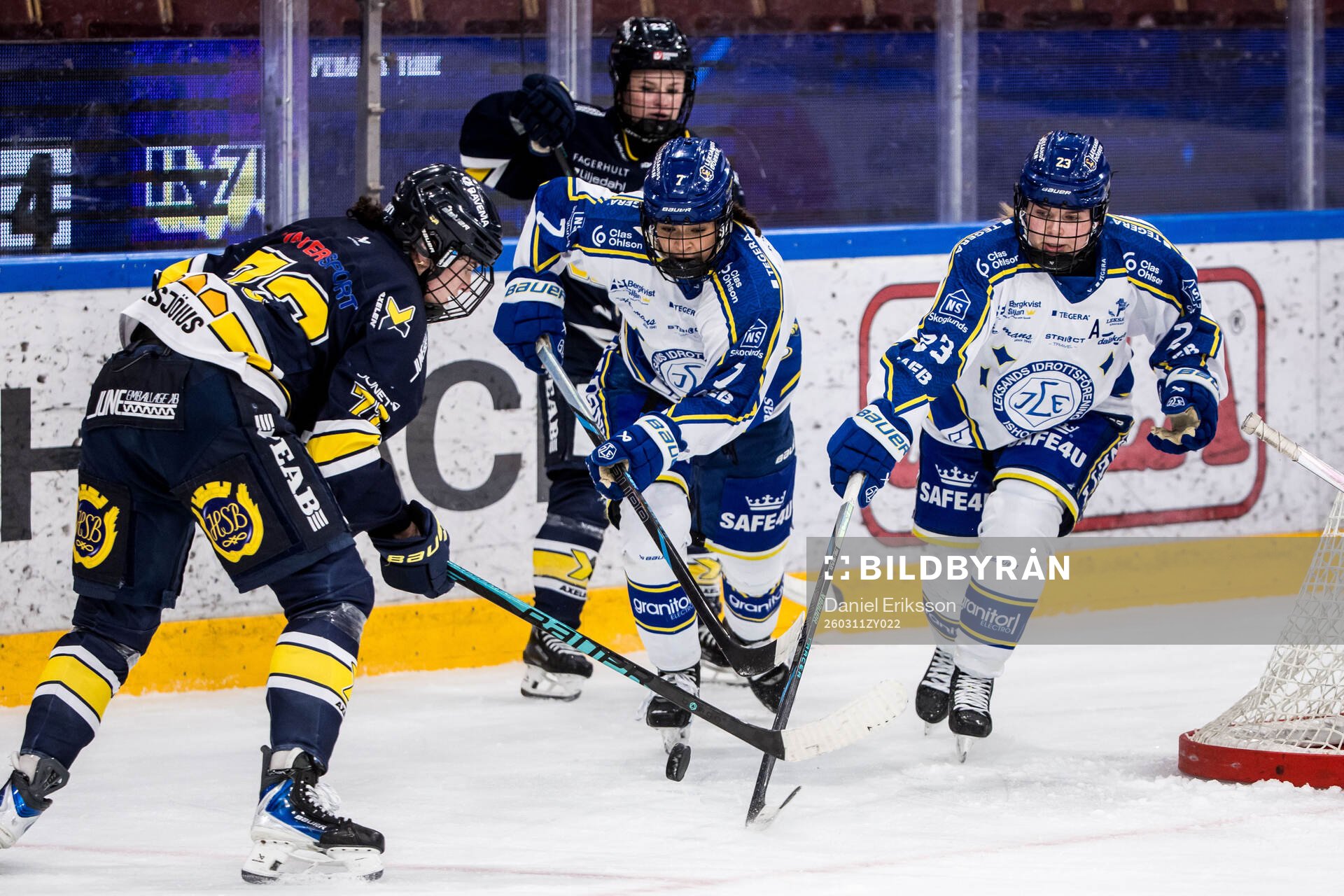 HV71s Rachel Weiss och Leksands Holly Boney och Molly Eljas