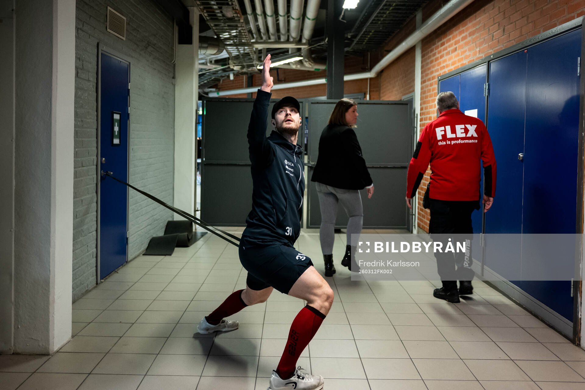 Timrås målvakt Tim Juel värmer upp