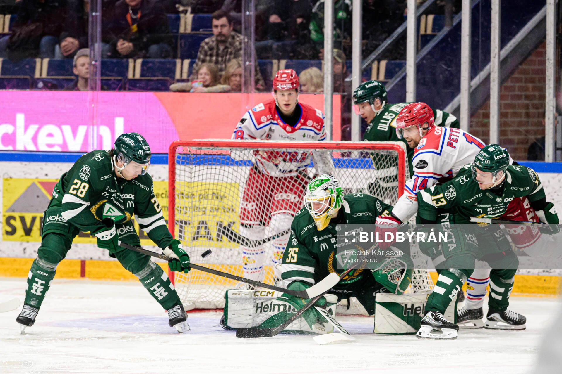 Timrås Emil Pettersson gör 2-2 bakom Färjestads målvakt