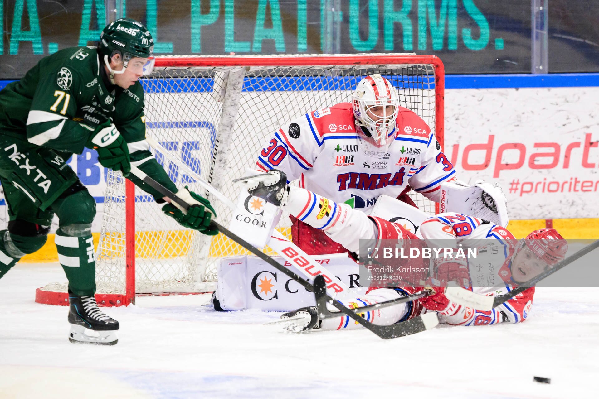 Färjestads Viktor Lodin och Timrås målvakt Jacob