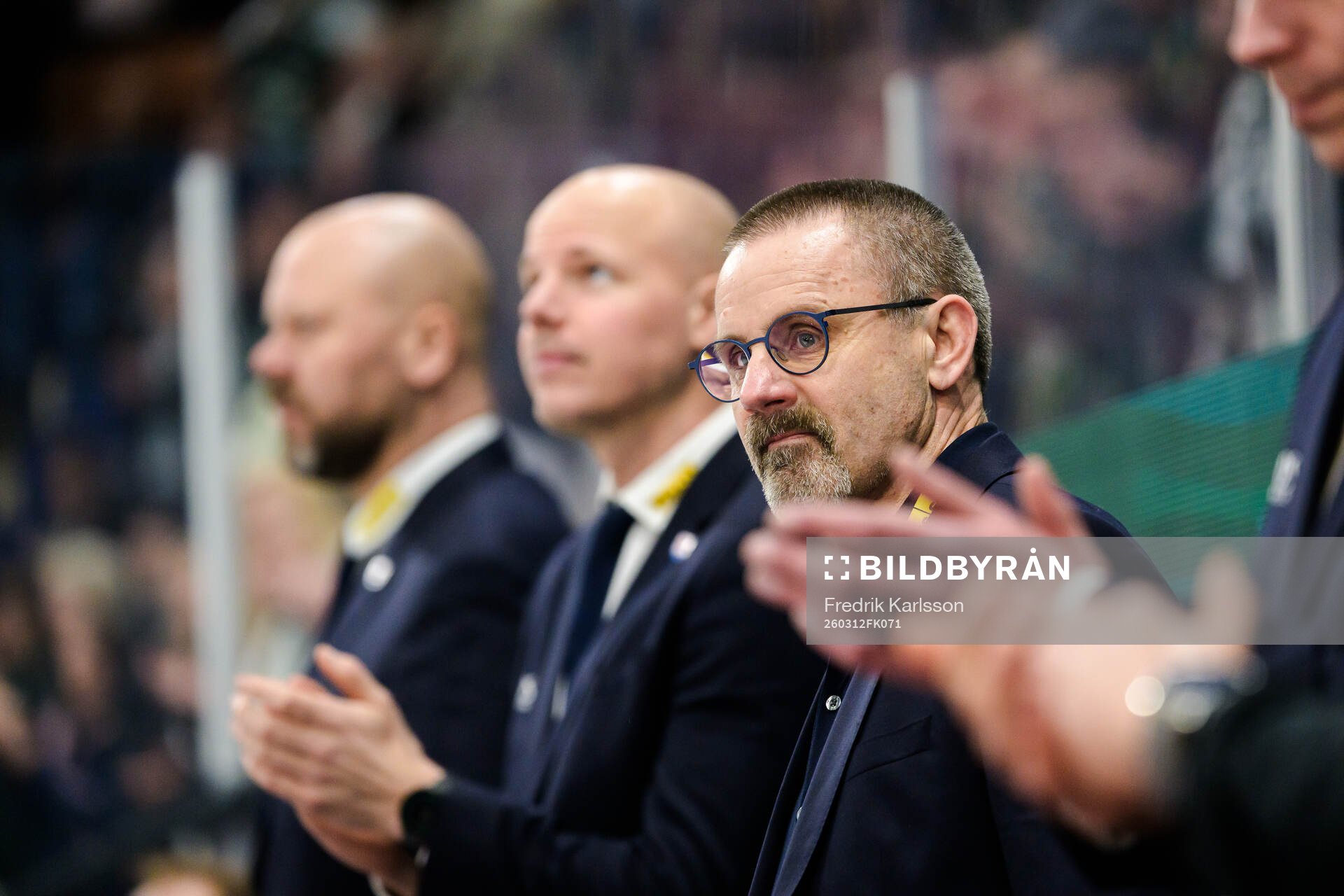 Timrås tränare Tommy Samuelsson får stående ovationer i