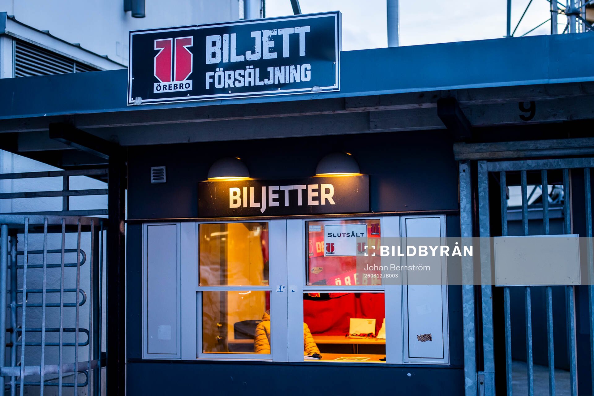 Biljettlucka med en skylt med texten slutsålt